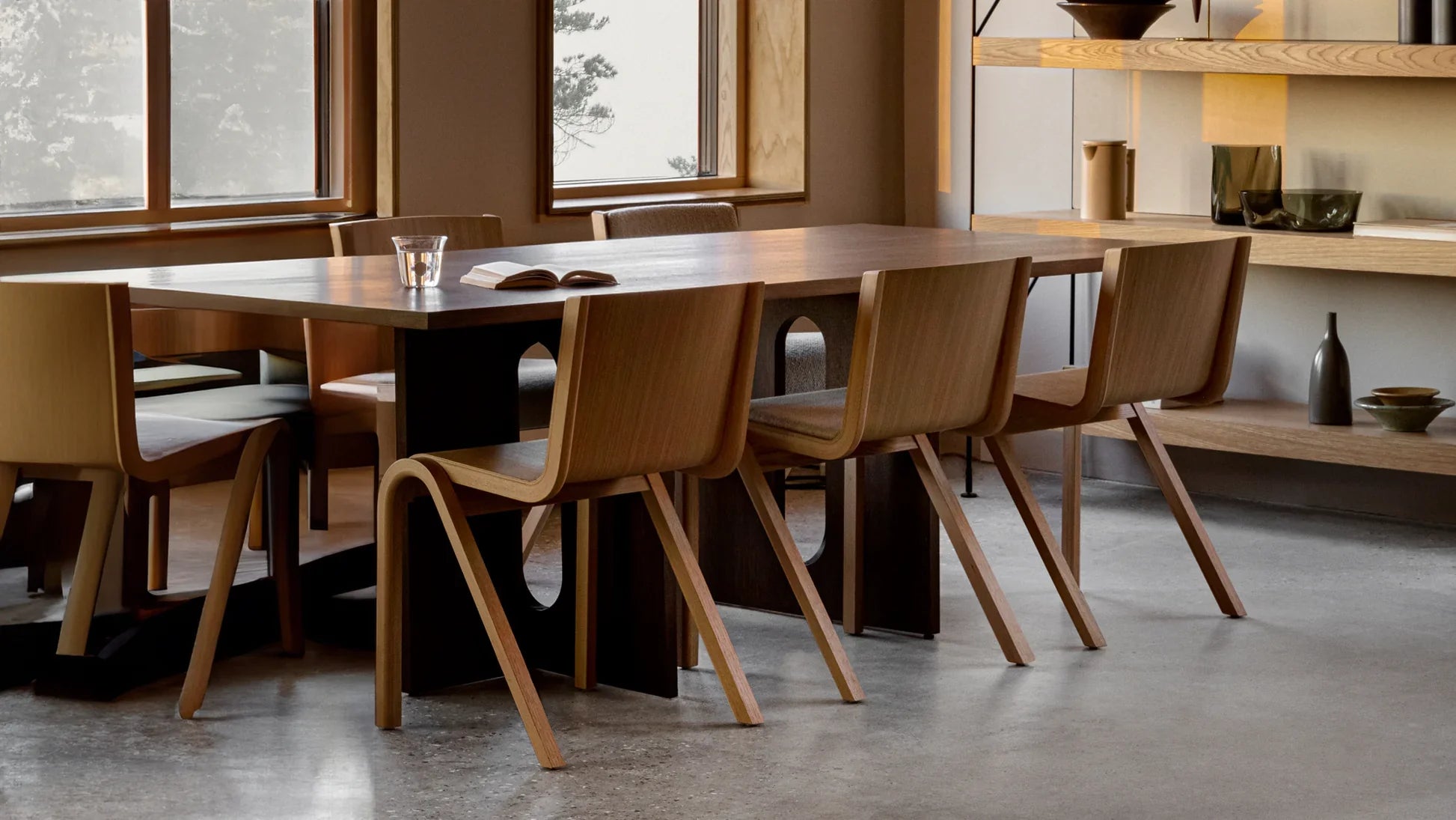 Aranżacja jadalni z designerskimi meblami i dodatkami