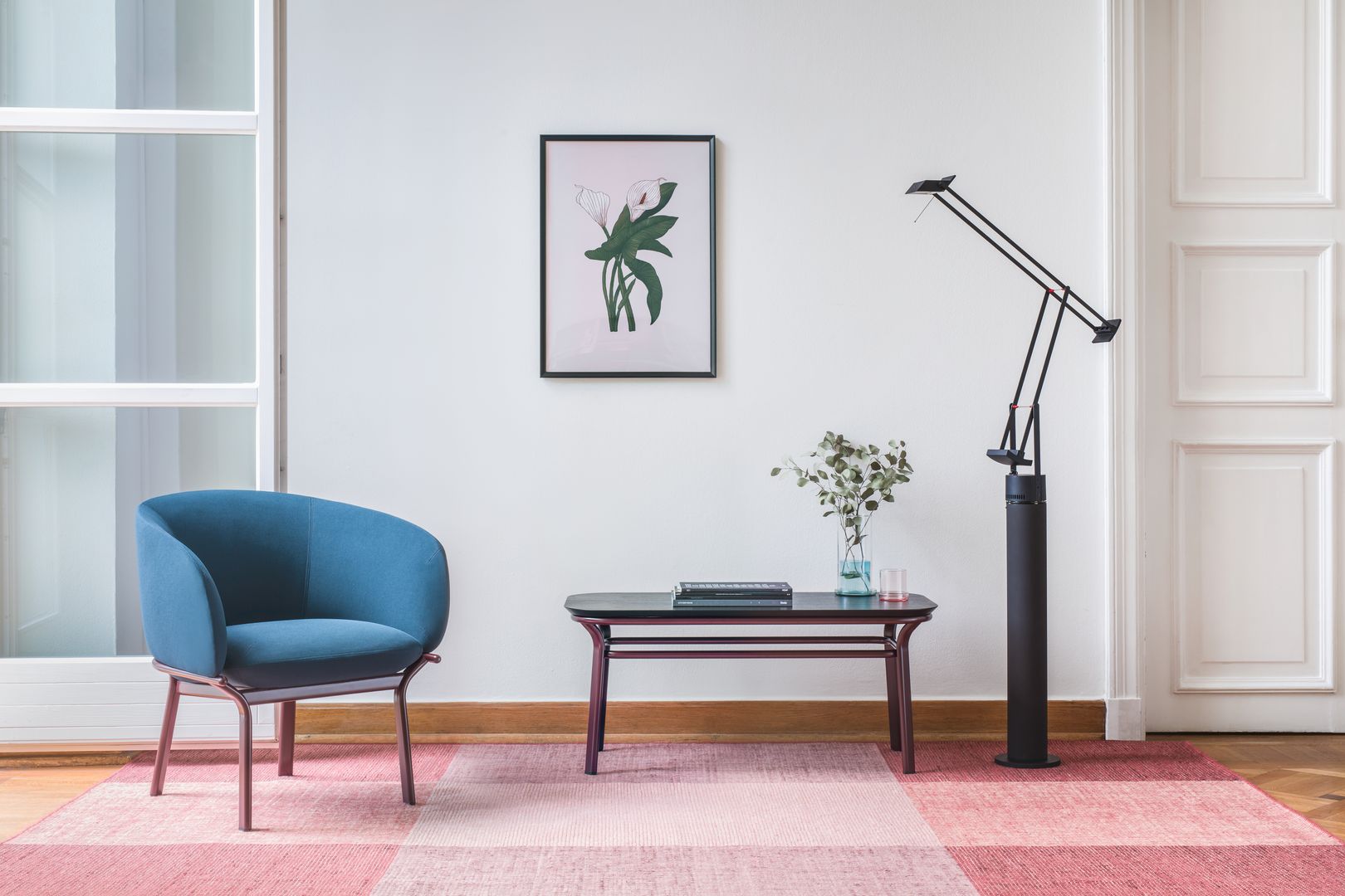 Grace -Furnier -Tabelle mit einer Metallbasis