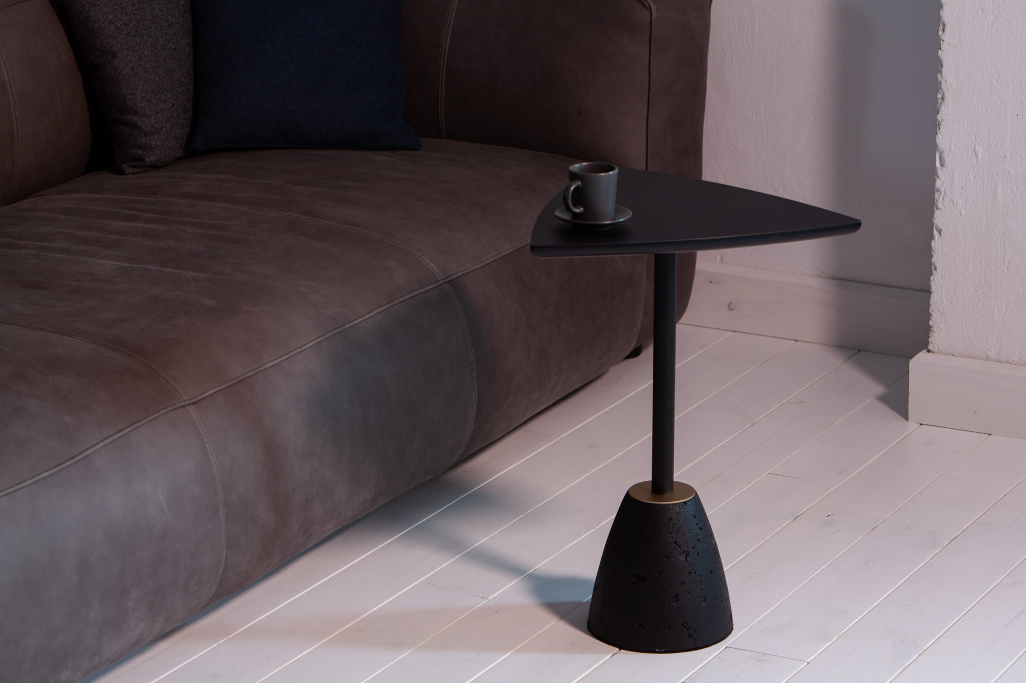 CONCRI black coffee table with a concrete base
