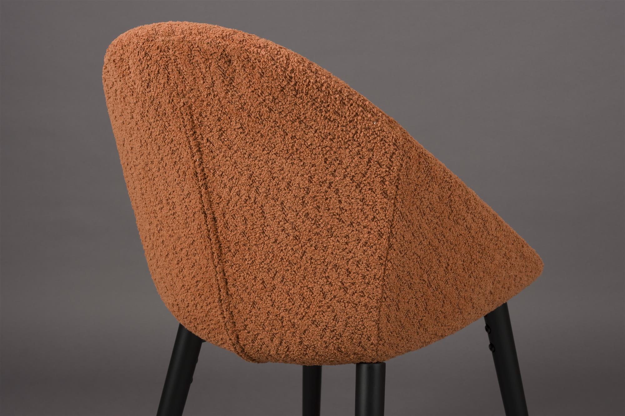 Fenna Orange Stuhl mit einer schwarzen Basis