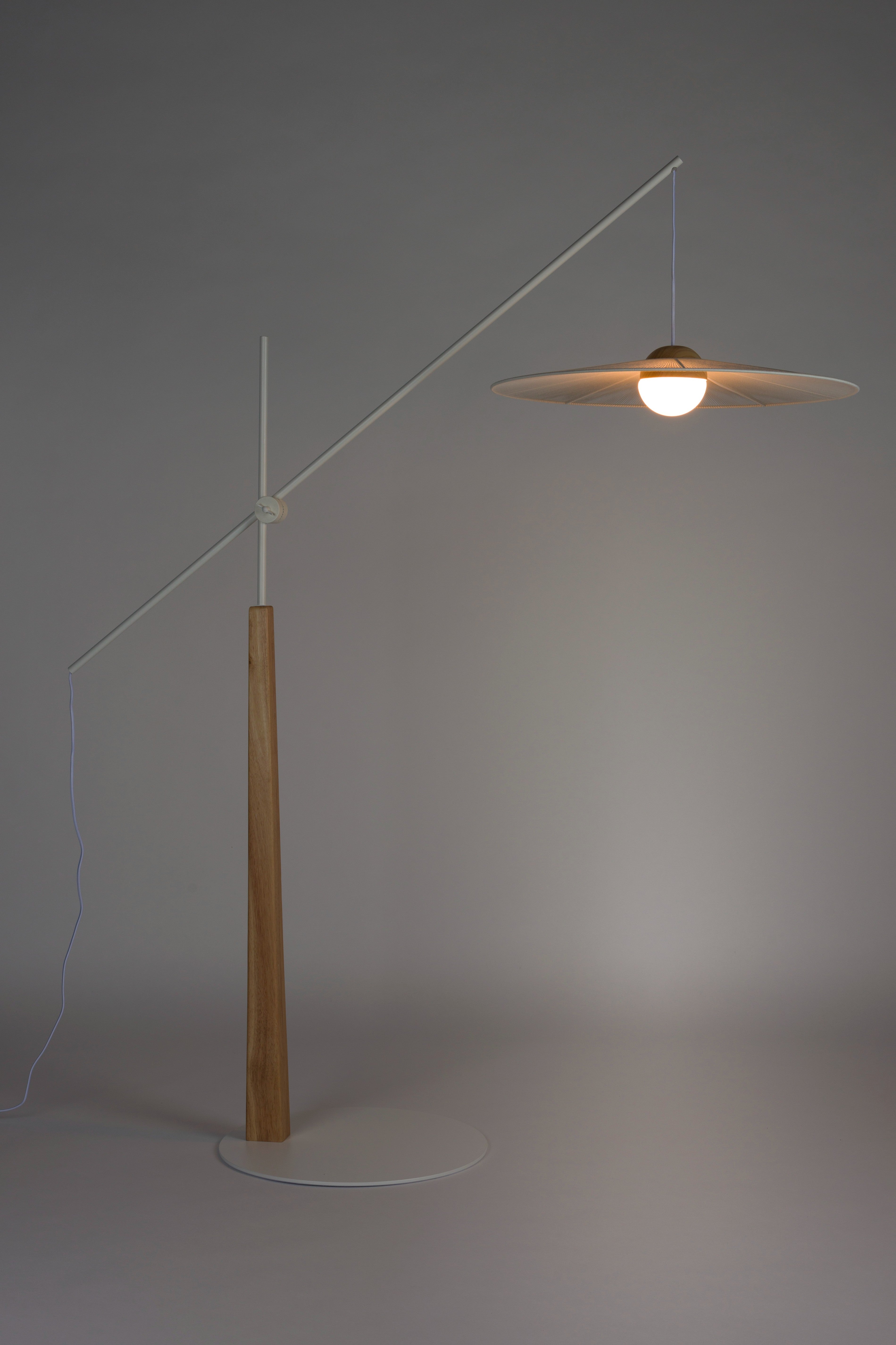 Stehlampe mit Ausleger BELLE gebrochenes Weiß