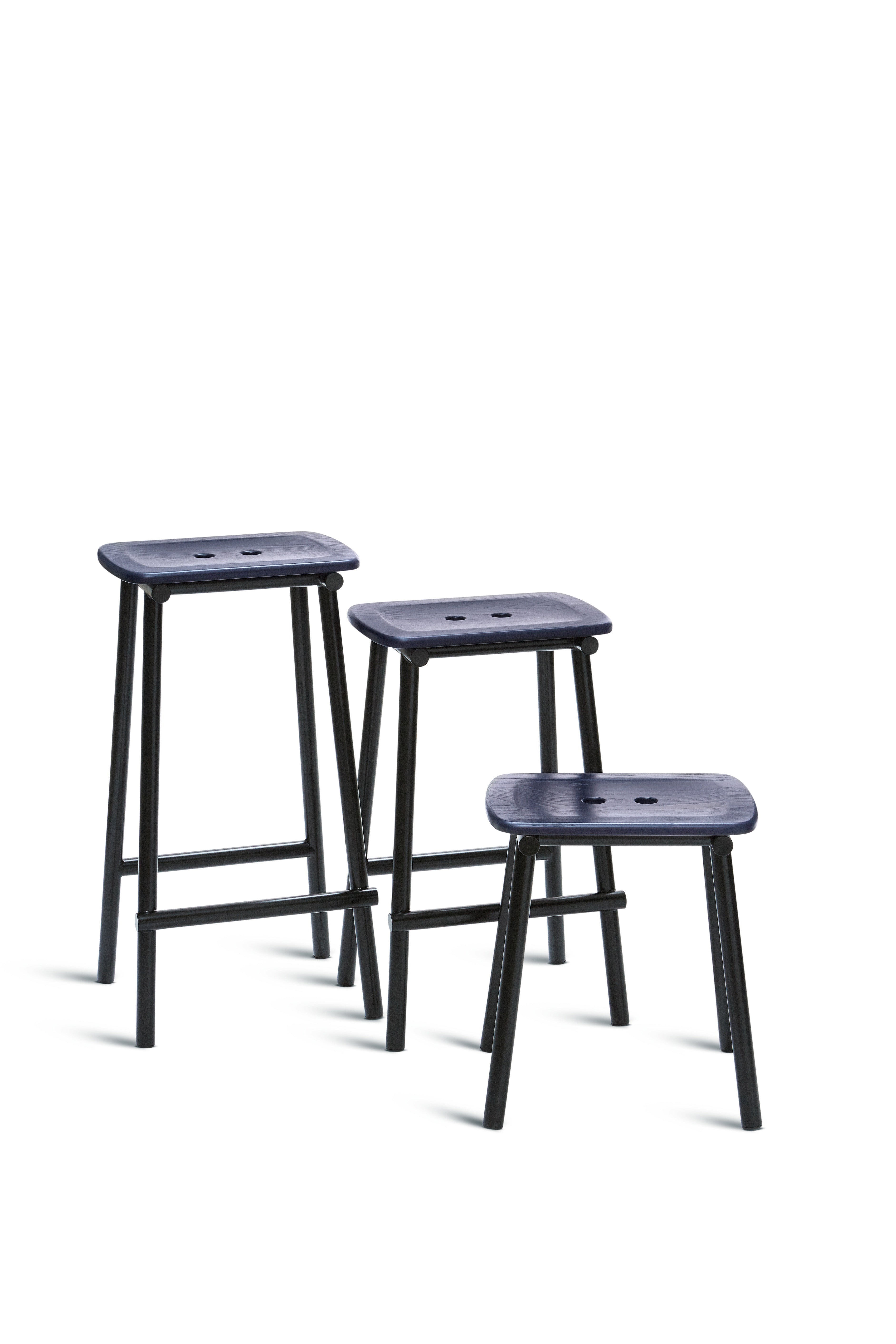 Hocker TUBBY TUBE navyblau mit schwarzem Fuß