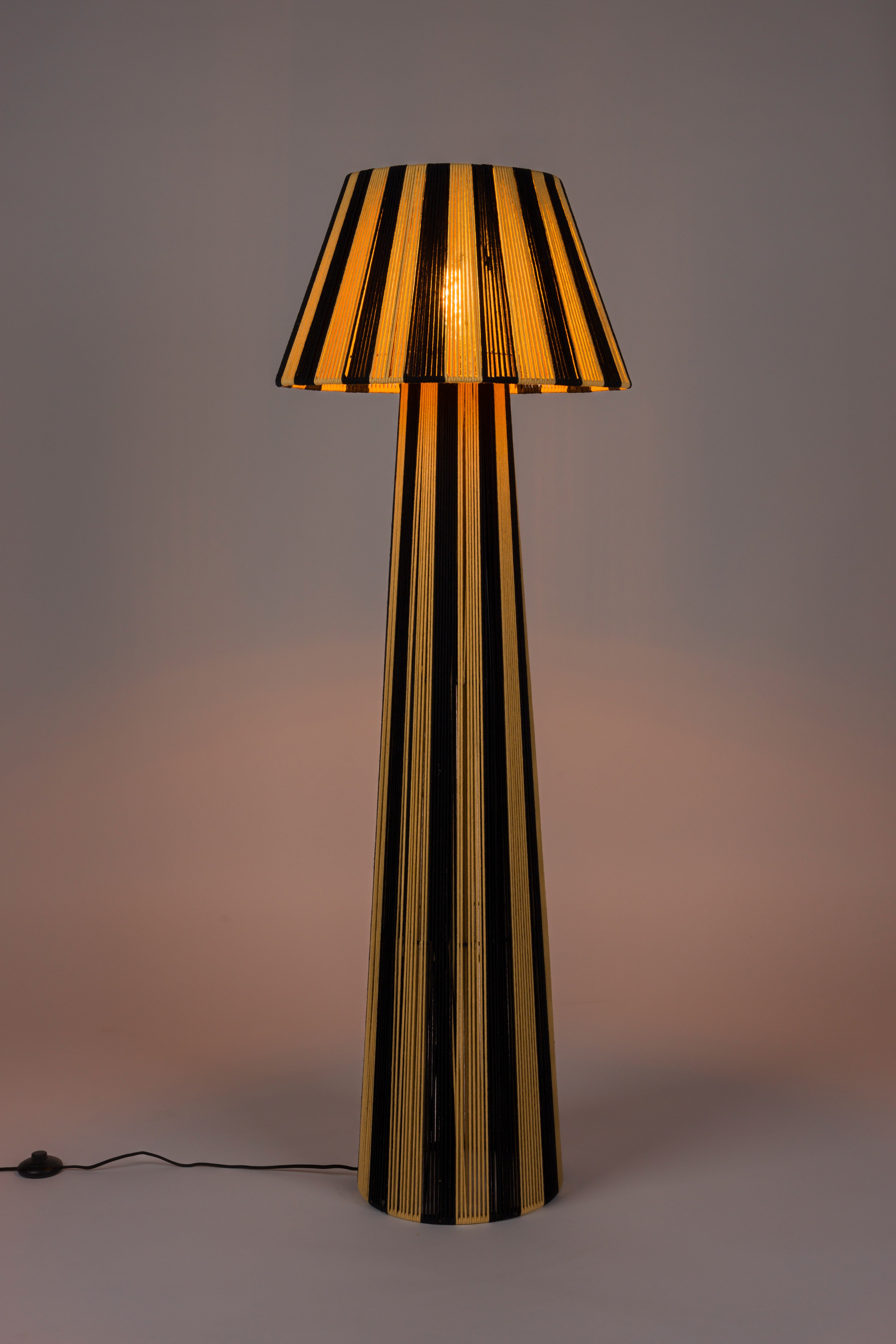 Stehlampe STRIPE IT UP hellbraun mit Schwarz