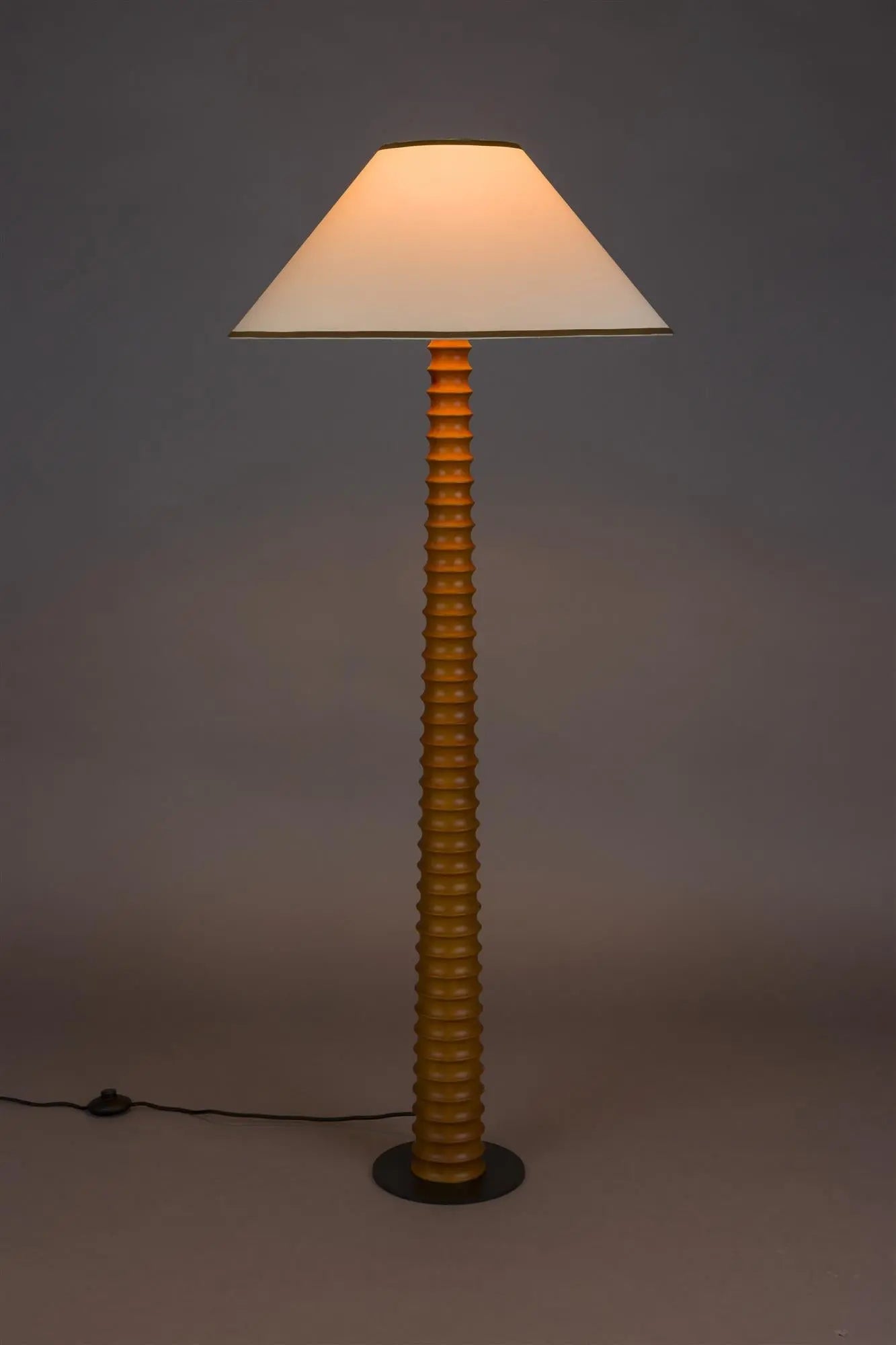 Lampa podłogowa HORACE drewno dębowe z bawełnianym kloszem – bawełna