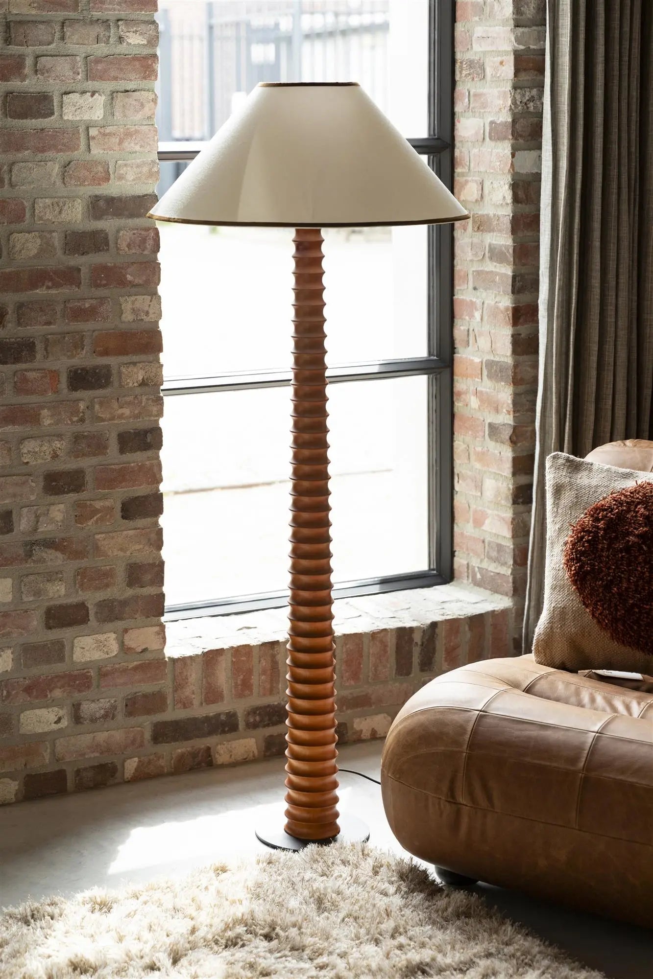 Lampa stojąca HORACE drewno dębowe z bawełnianym kloszem – Dutchbone