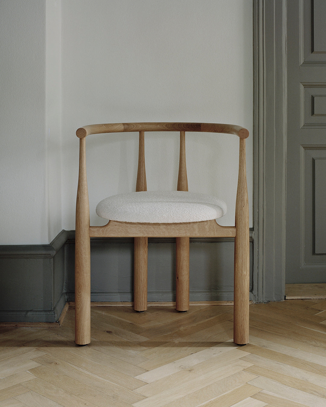 Bukowski chair upholstered with an oak base