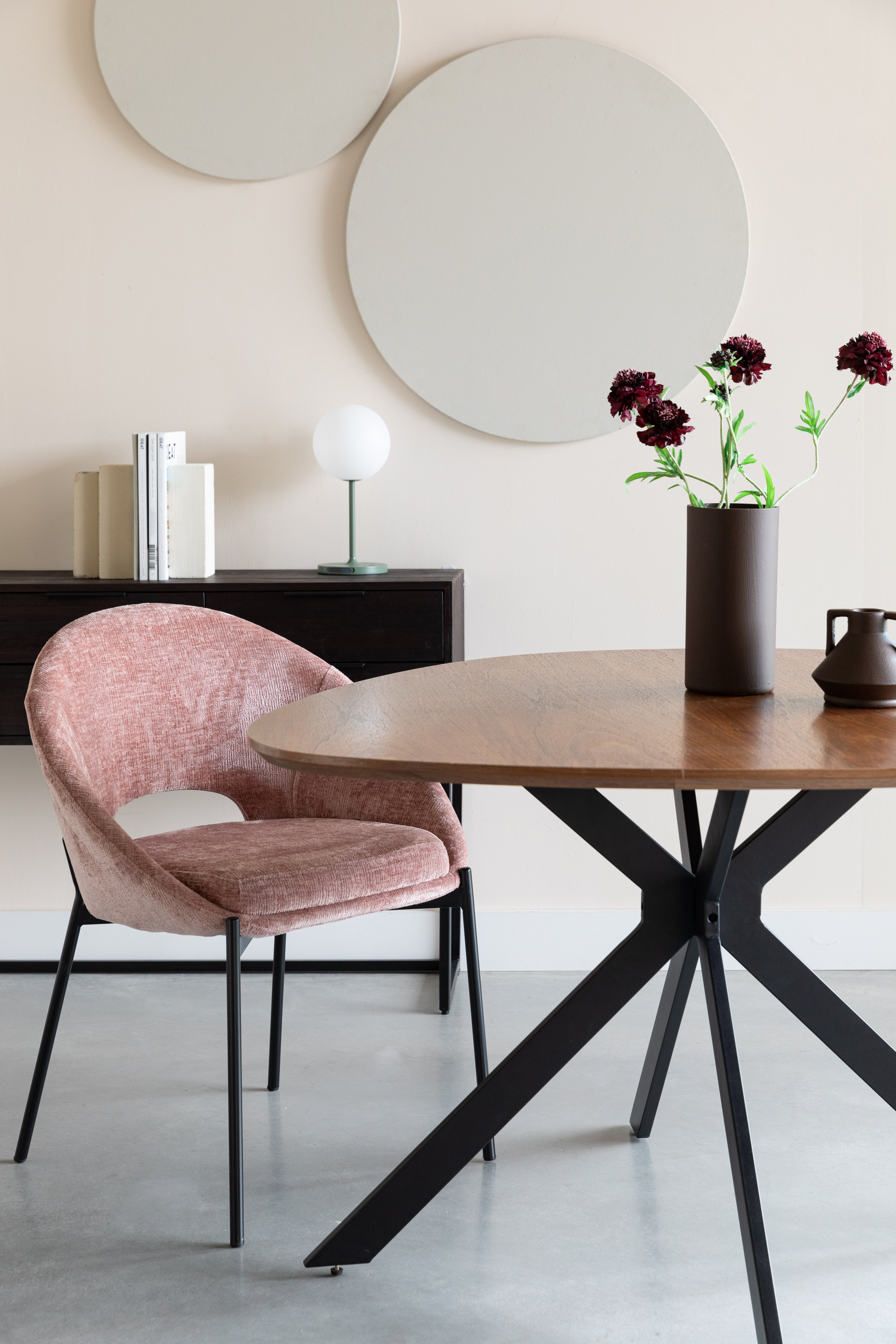 Stuhl DANDO rosa mit schwarzem Gestell