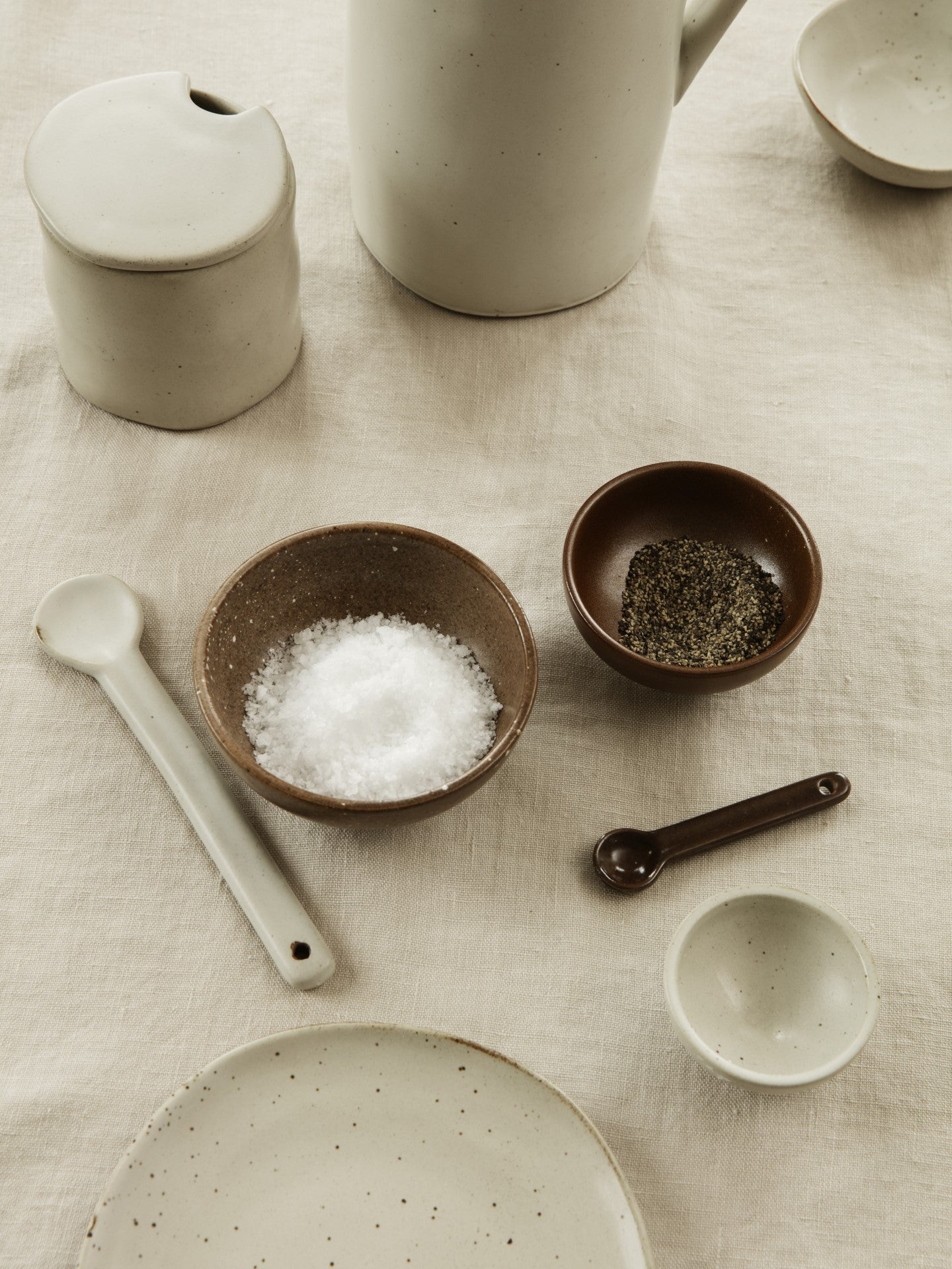 FLOW container with spoon broken white