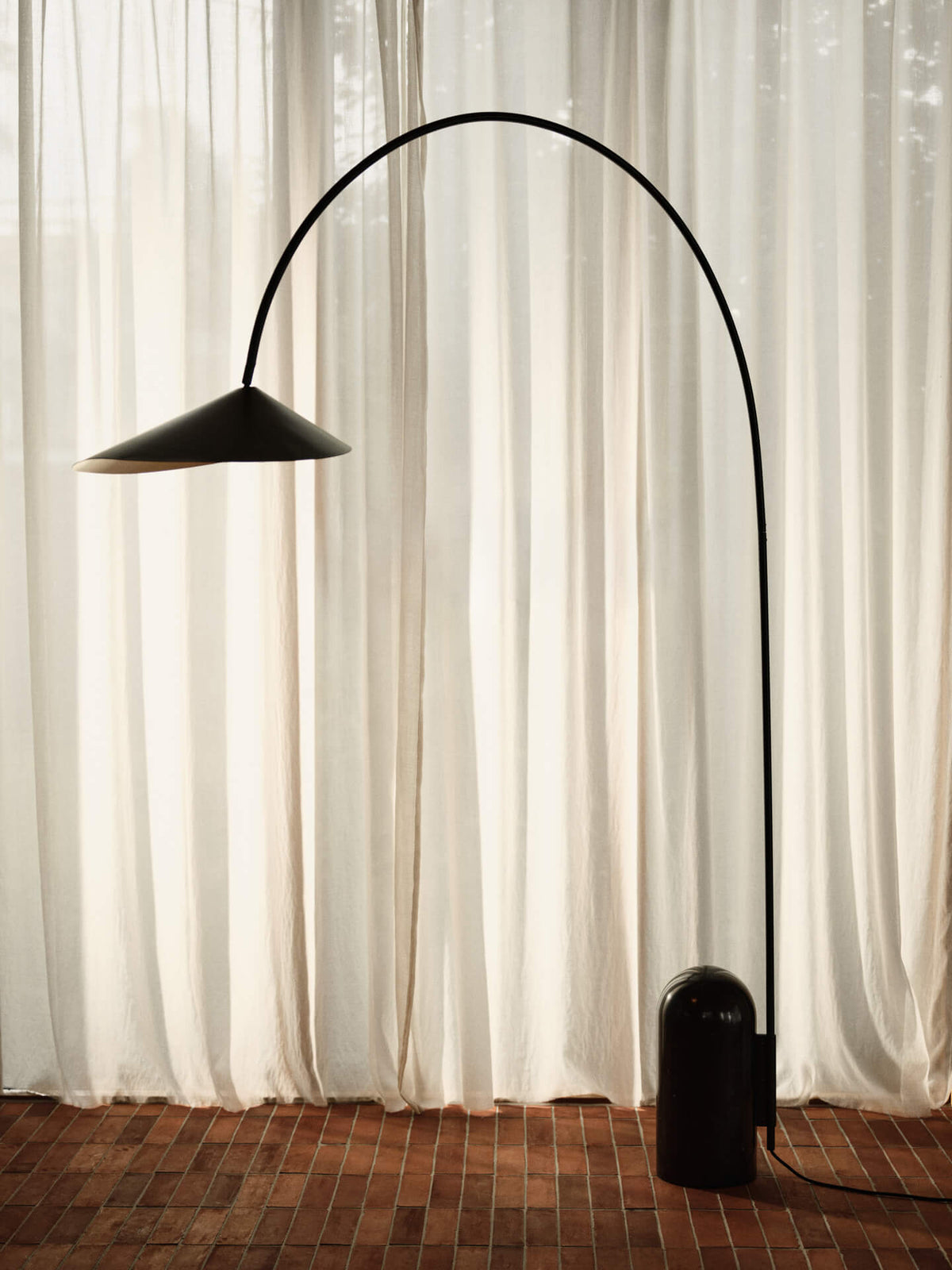 Lampa podłogowa łukowa ARUM czarny – ujęcie 2