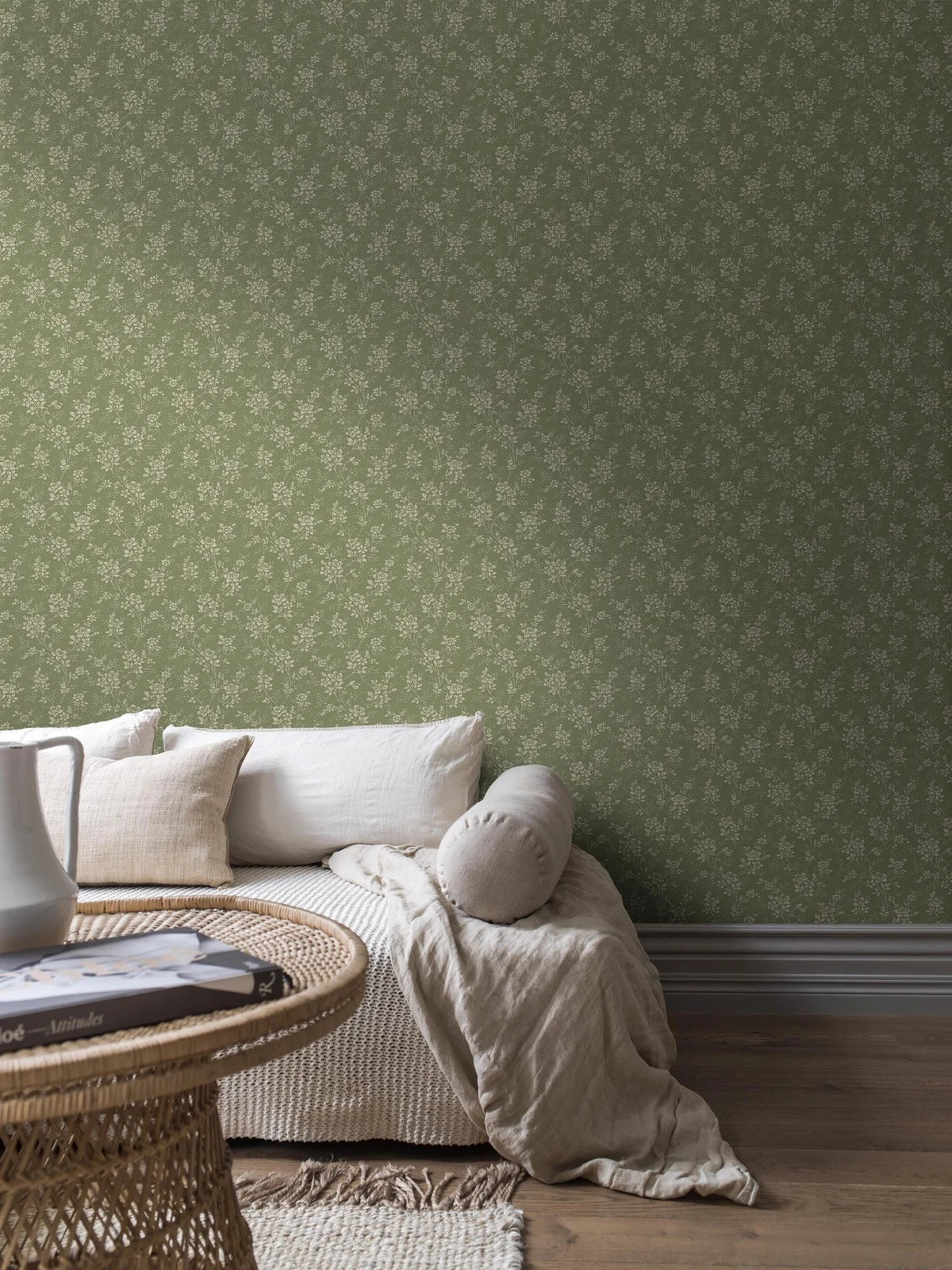 Wallpaper with a floral pattern HIP ROSE green