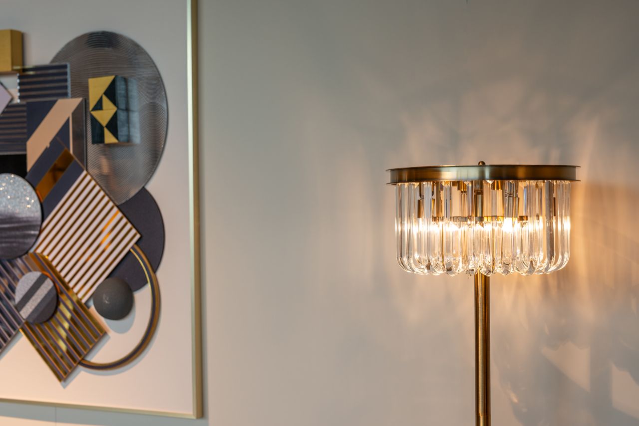 Stehlampe DAGMAR Glas mit goldenem Fuß