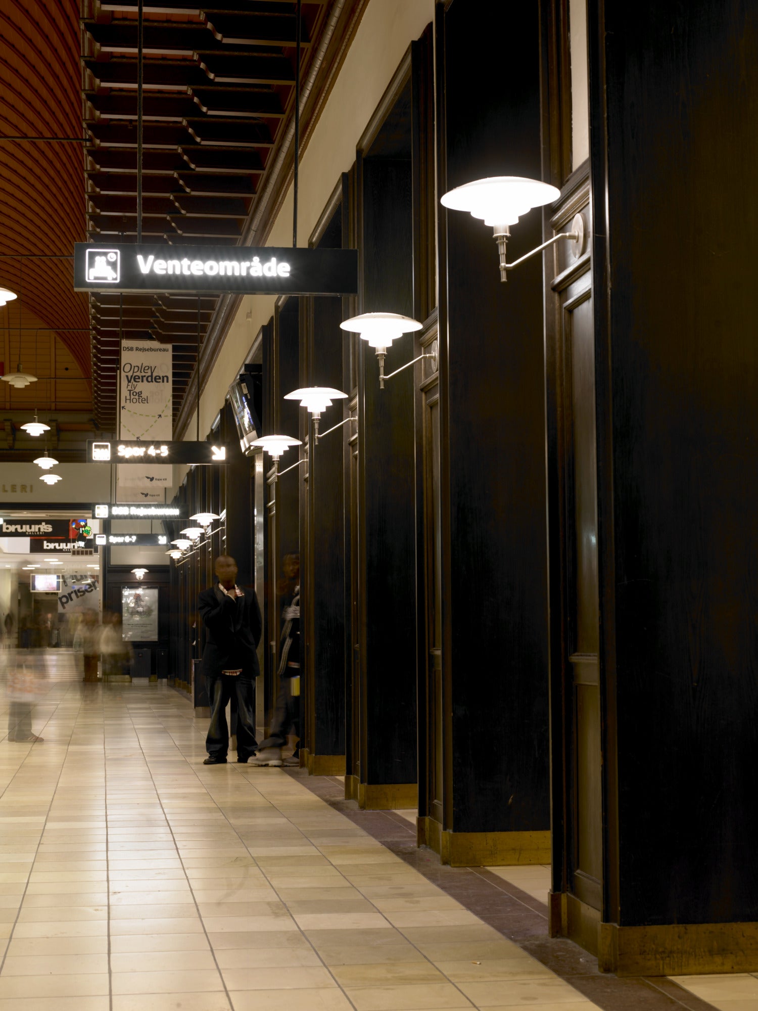 Wandleuchte PH 3/2 weiß mit verchromtem Sockel