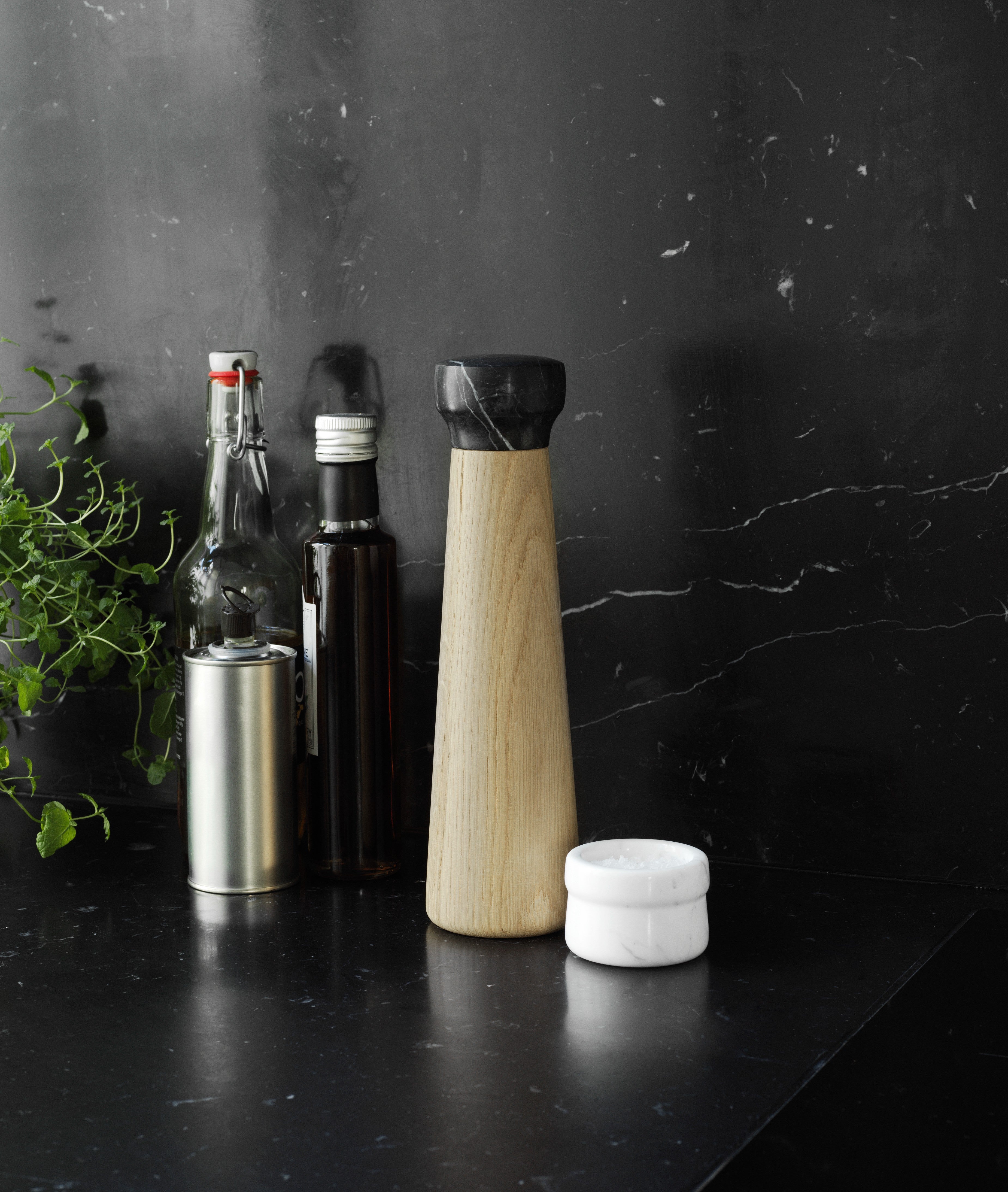 Pfeffermühle CRAFT aus Eichenholz mit schwarzem Marmor