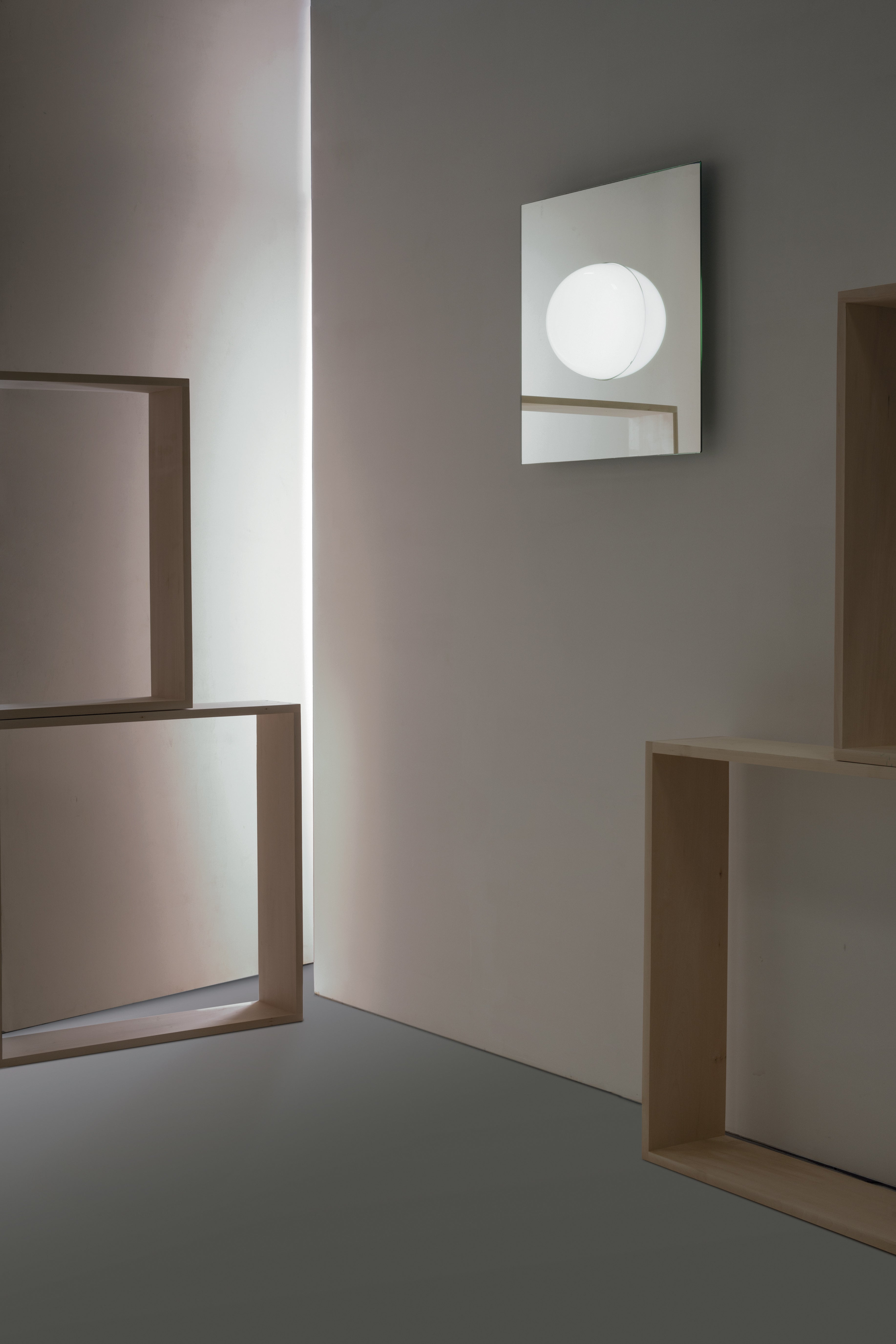 ELOS Wall Lamp with White Shade and Glass Base