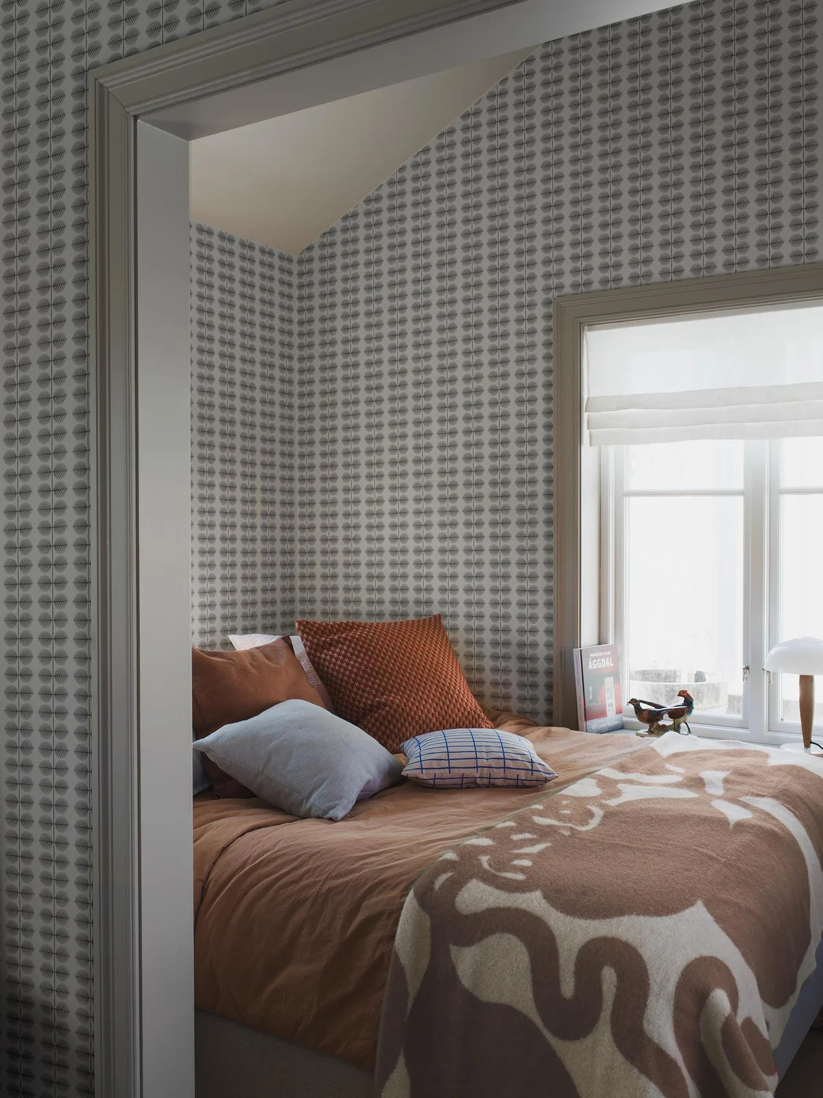 Tapete mit pflanzlichem Blattmuster BERSÅ weiß mit orange