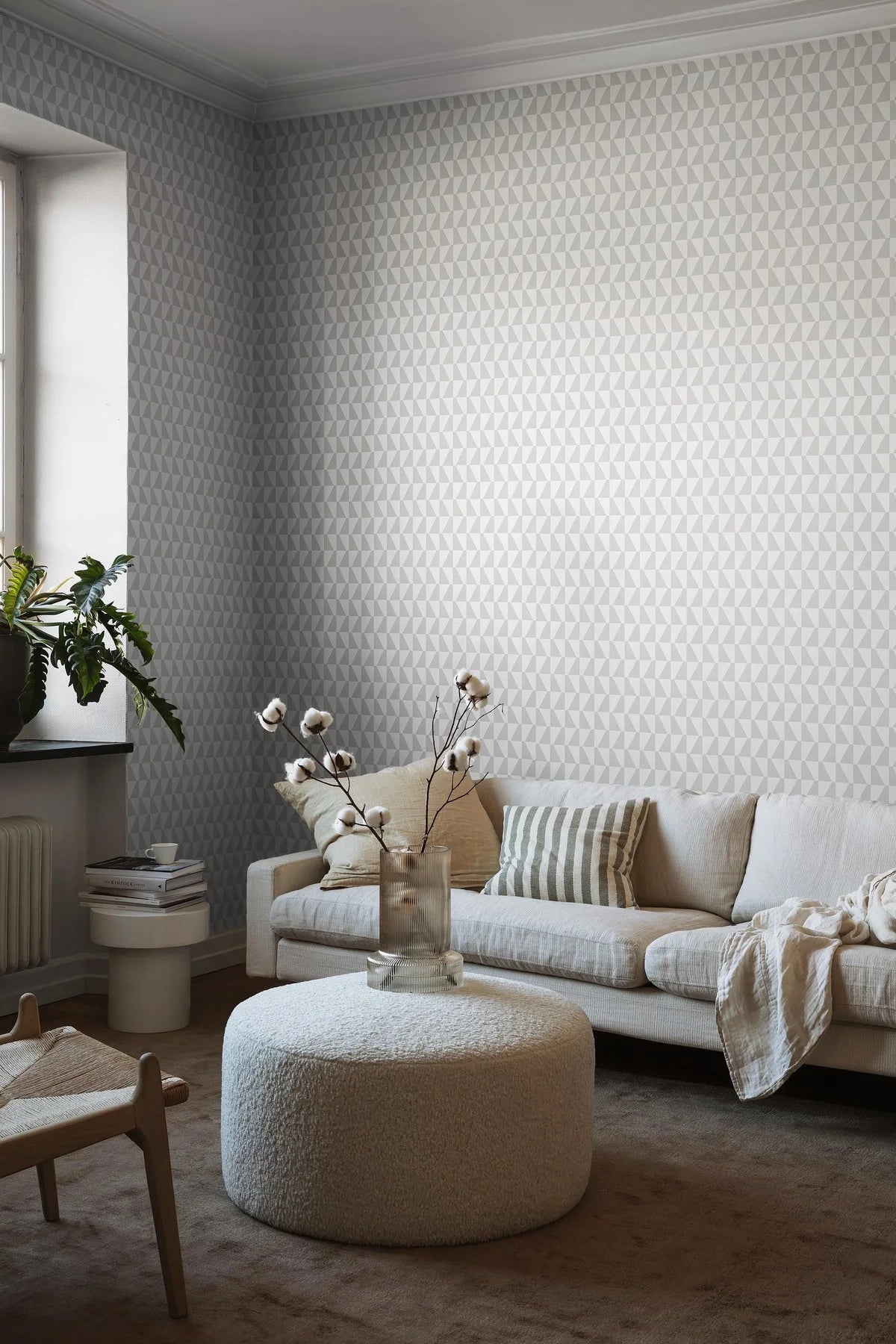Non-woven paper wallpaper with geometric TRAPEZ pattern in gray and white