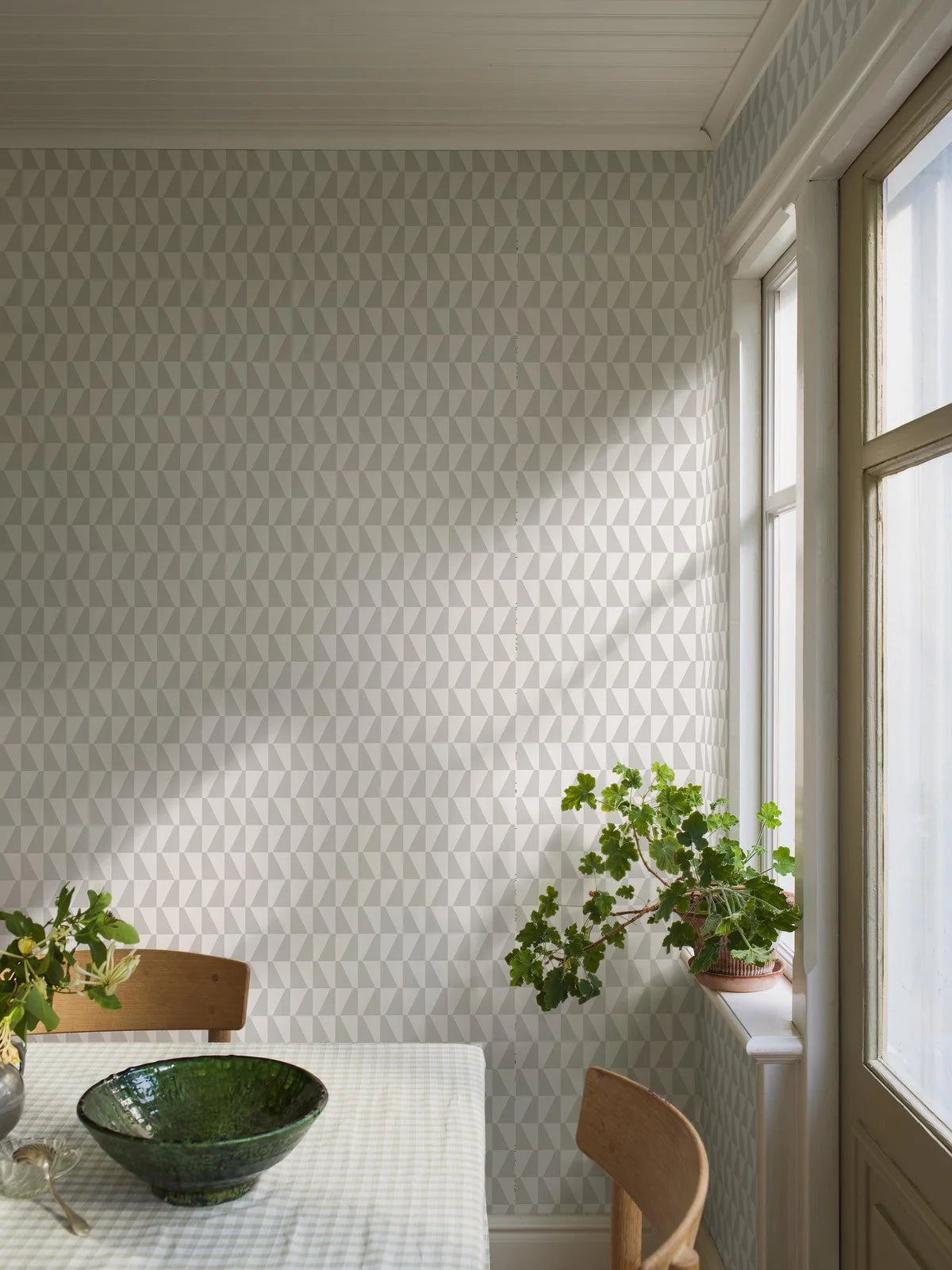 Non-woven paper wallpaper with geometric TRAPEZ pattern in gray and white