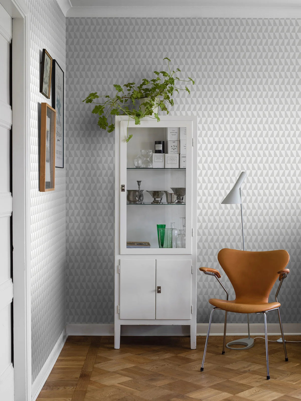 Non-woven paper wallpaper with geometric TRAPEZ pattern in light blue and white