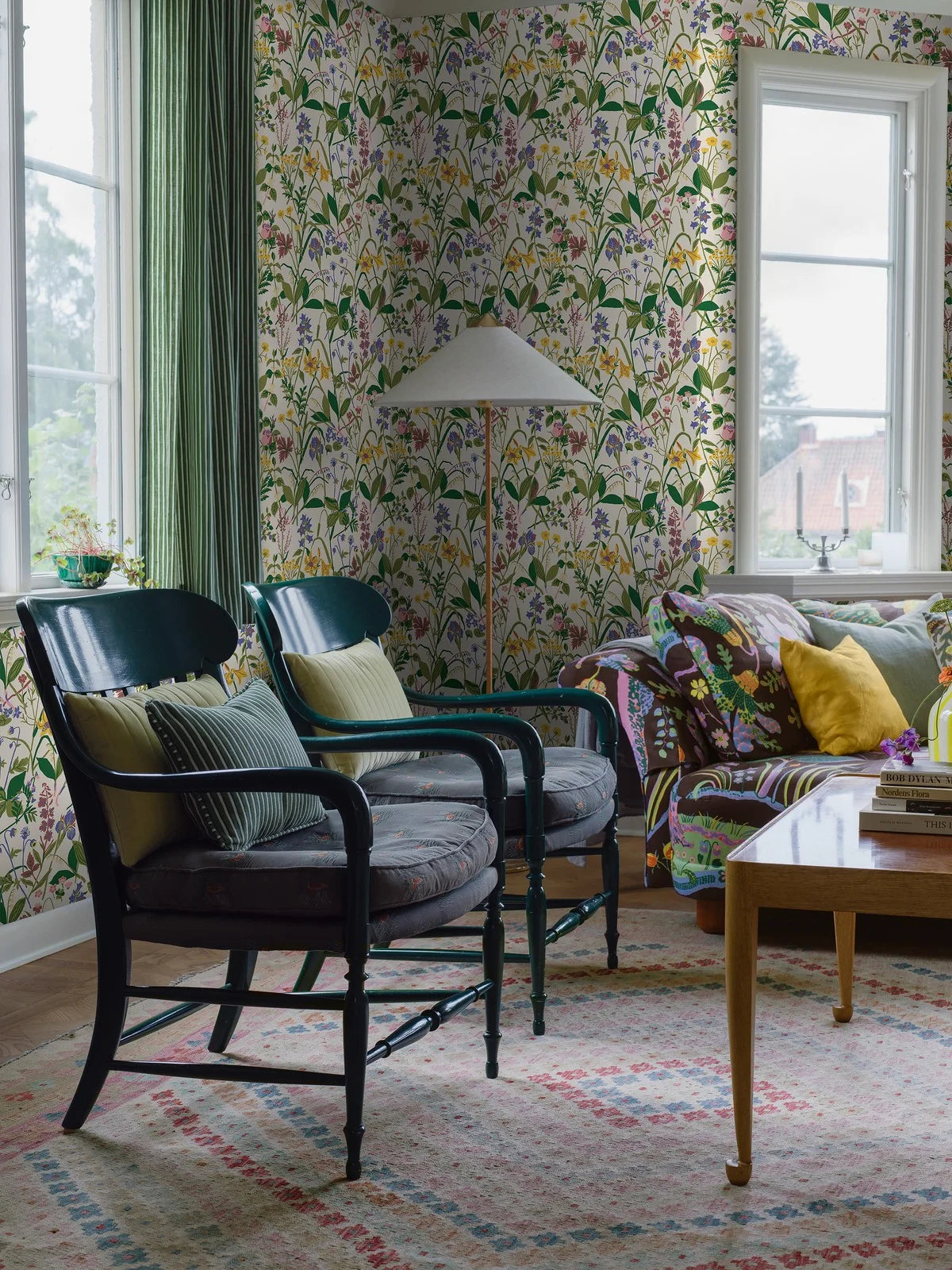 Cream wallpaper with a floral plant motif ROS OCH LILJA in green