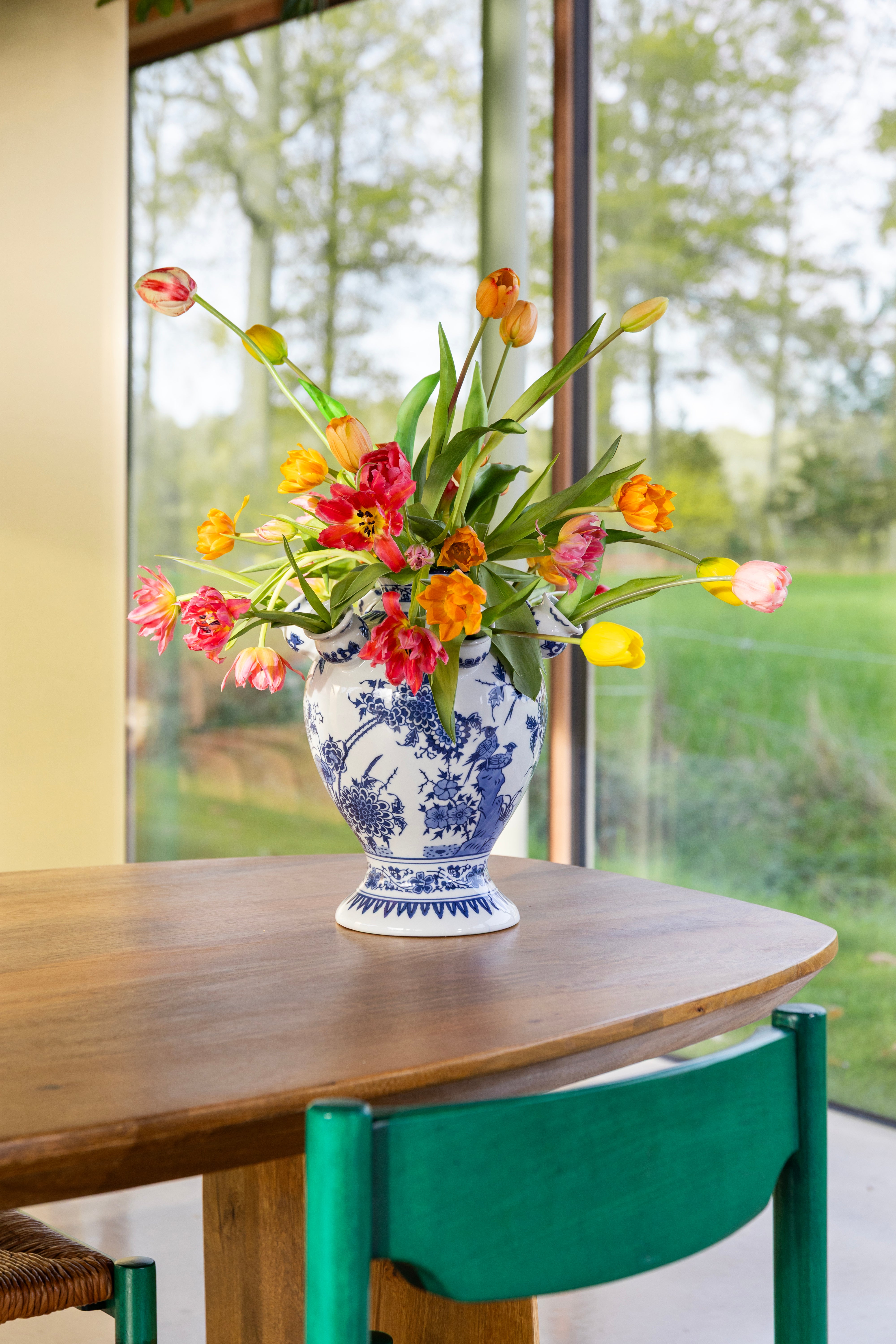 TULIP CASCADE vase white with blue