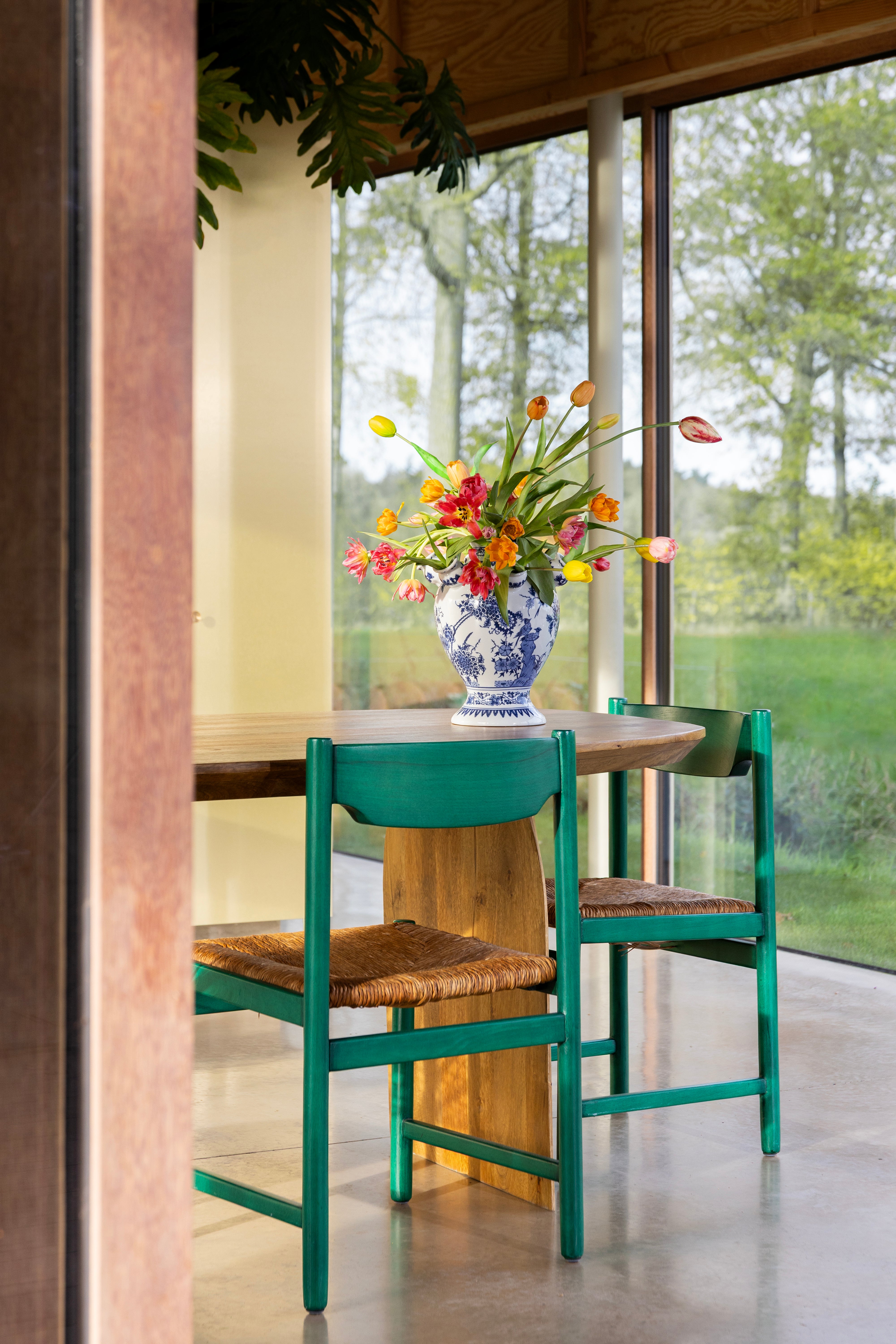 TULIP CASCADE vase white with blue