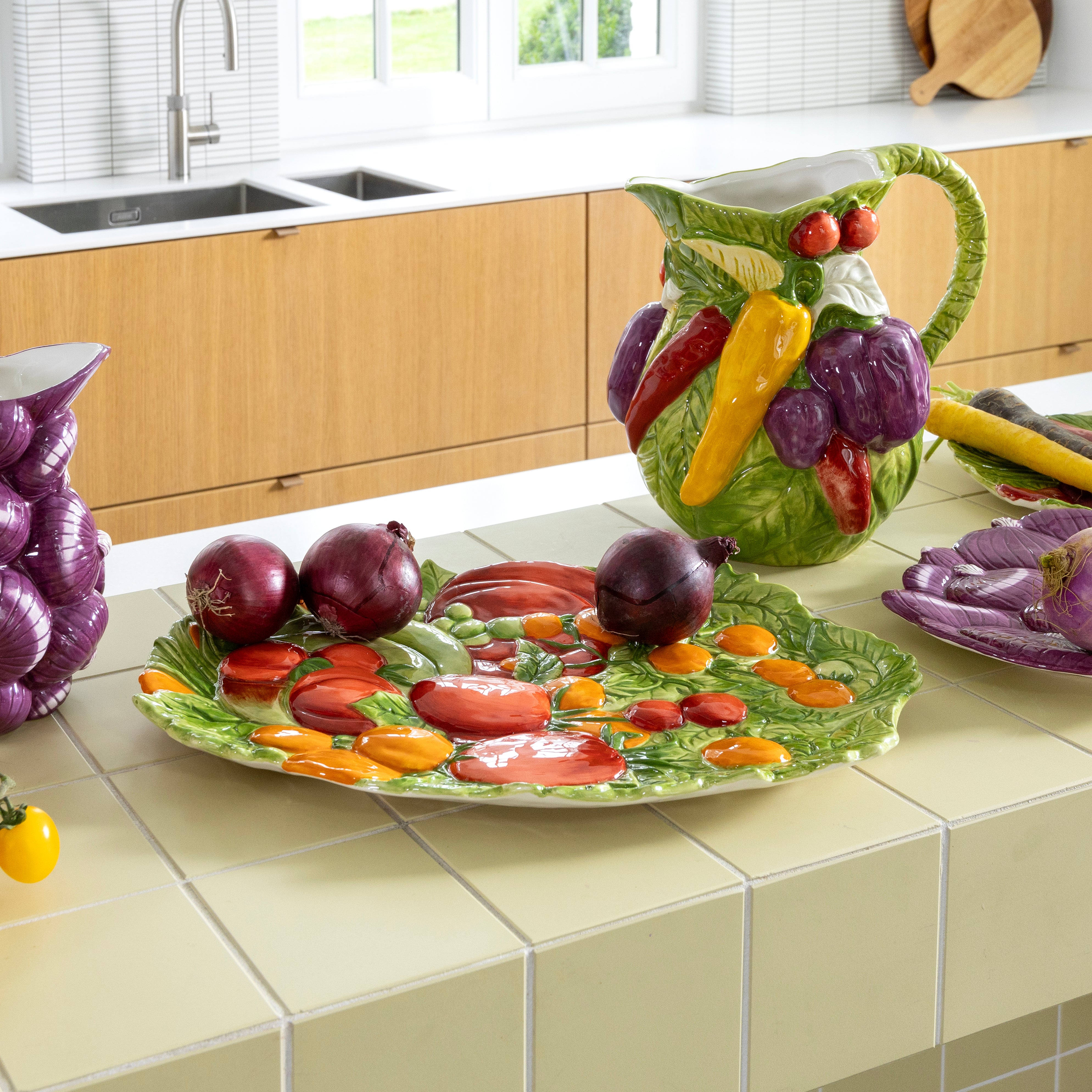 LEGUME TOMATO green with red platter