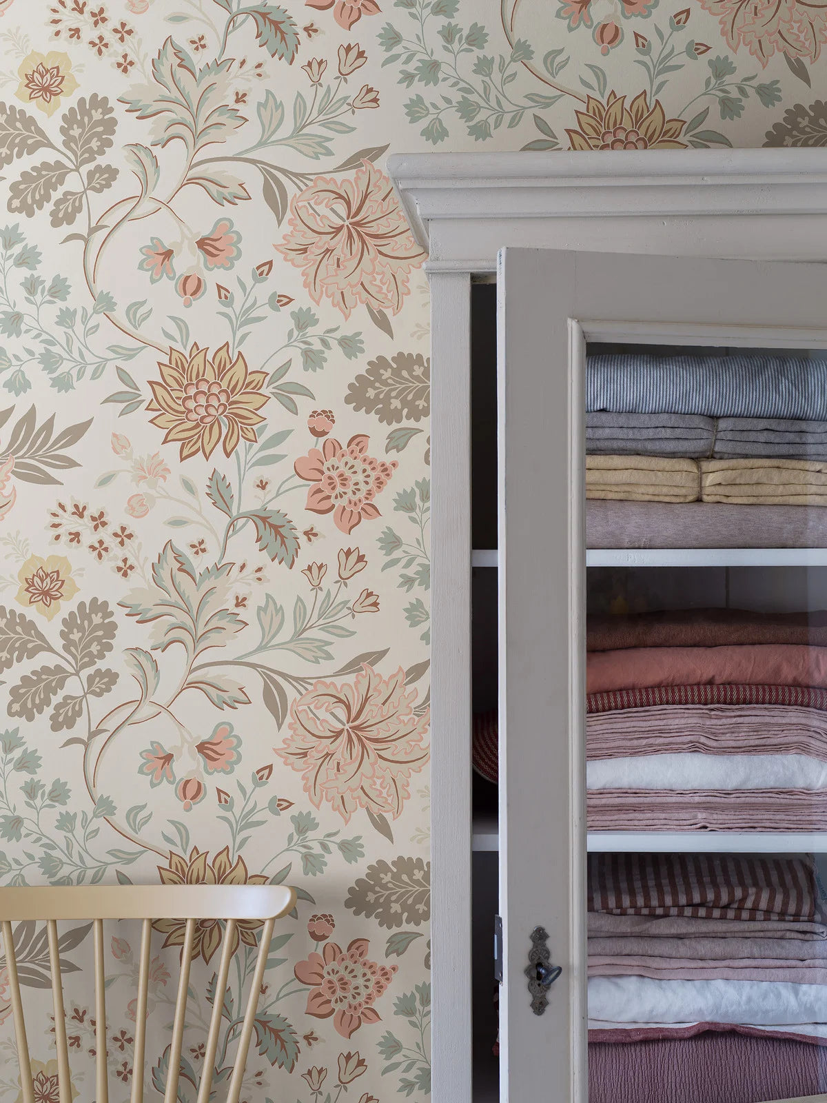 Vlies-Tapete mit pflanzlichem Muster ALICIA beige mit grün und rosa