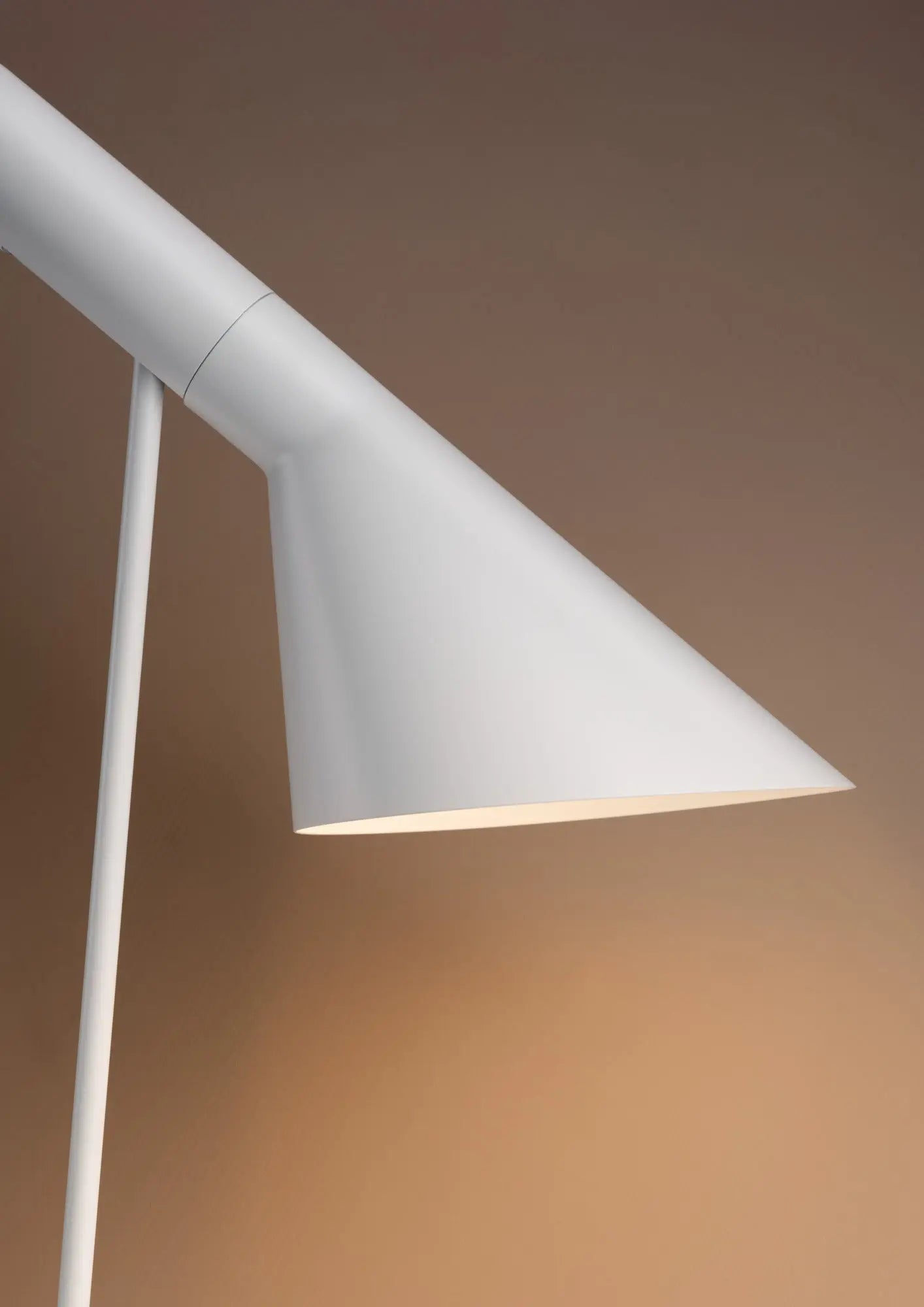Lampa stołowa AJ biały – Louis Poulsen
