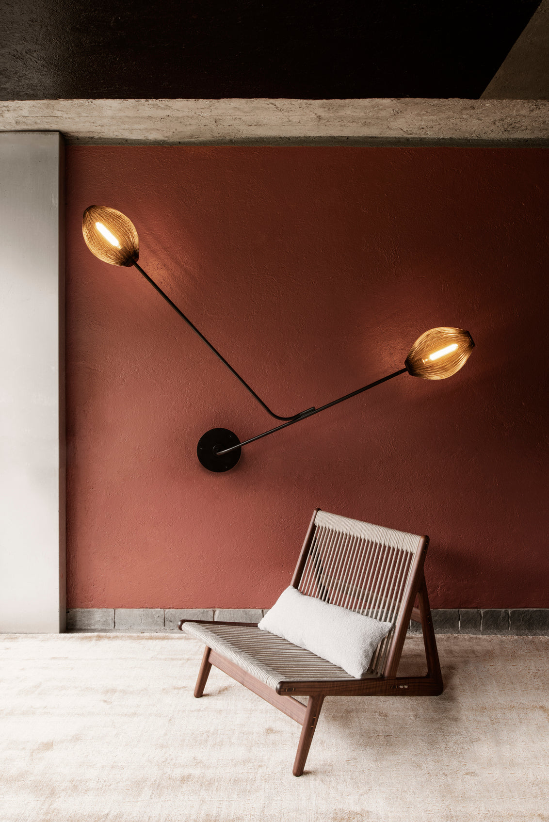 Satellite two-point lamp with arm, white with black
