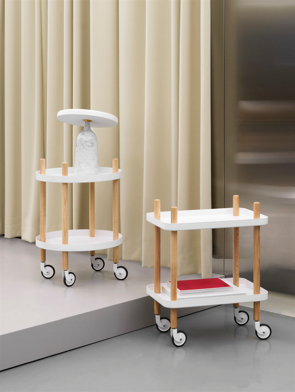 Blocker weißer Kinderwagen mit Aschenbeinen blockieren