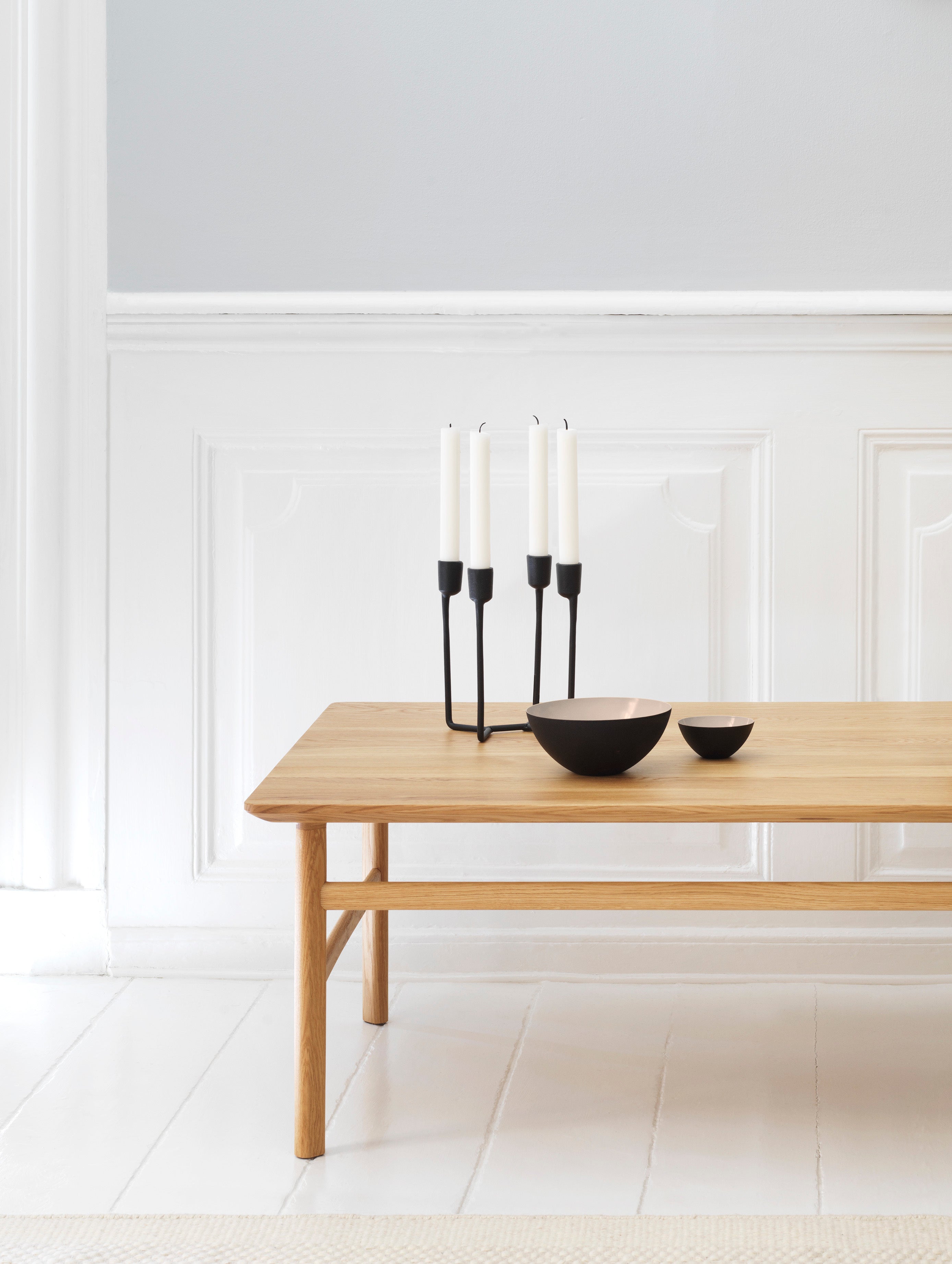 Vierarmiger HEIMA CANDLESTICK Kerzenhalter aus schwarzem Gusseisen