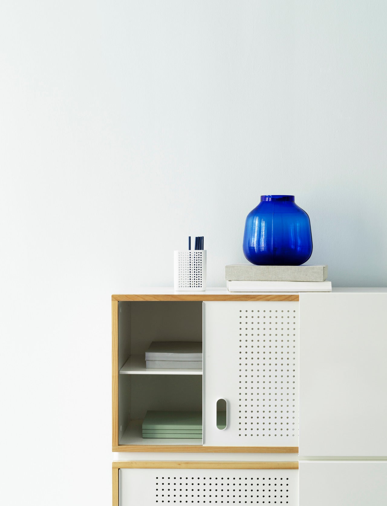 Chest of drawers with cabin drawers white