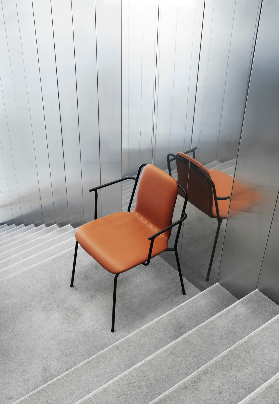 Chair with armrests Studio Bronze Jesion Veneer with a black base