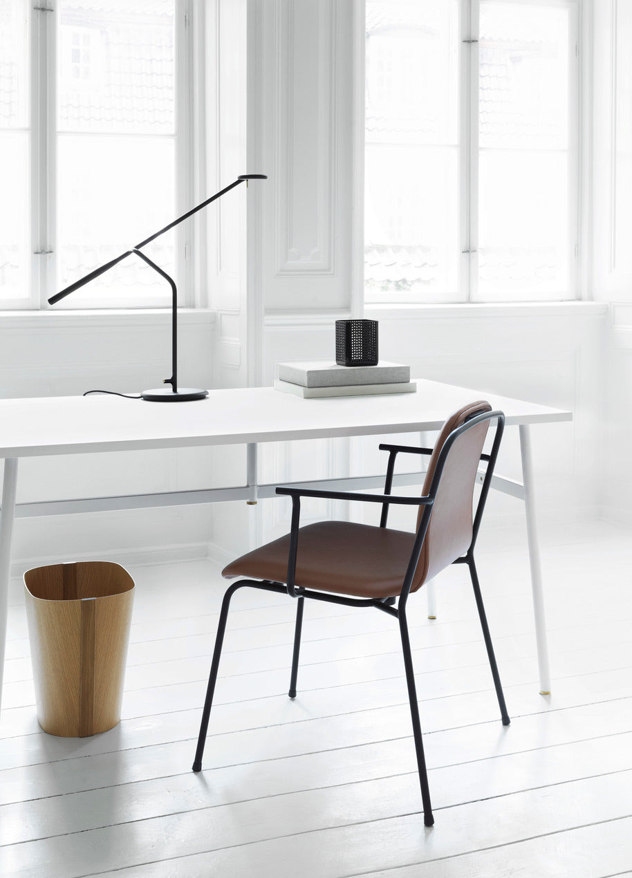 Stuhlstudio gepolsterte Front mit schwarzem Aschefurnier und einer schwarzen Basis