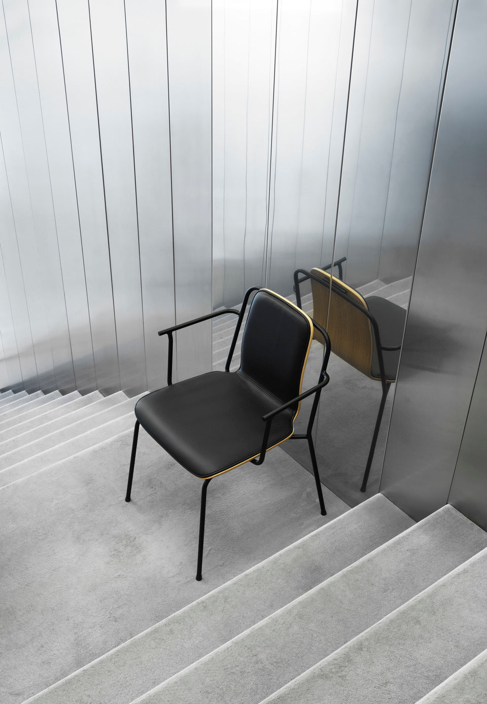 Chair with armrests Studio Bronze Jesion Veneer with a black base