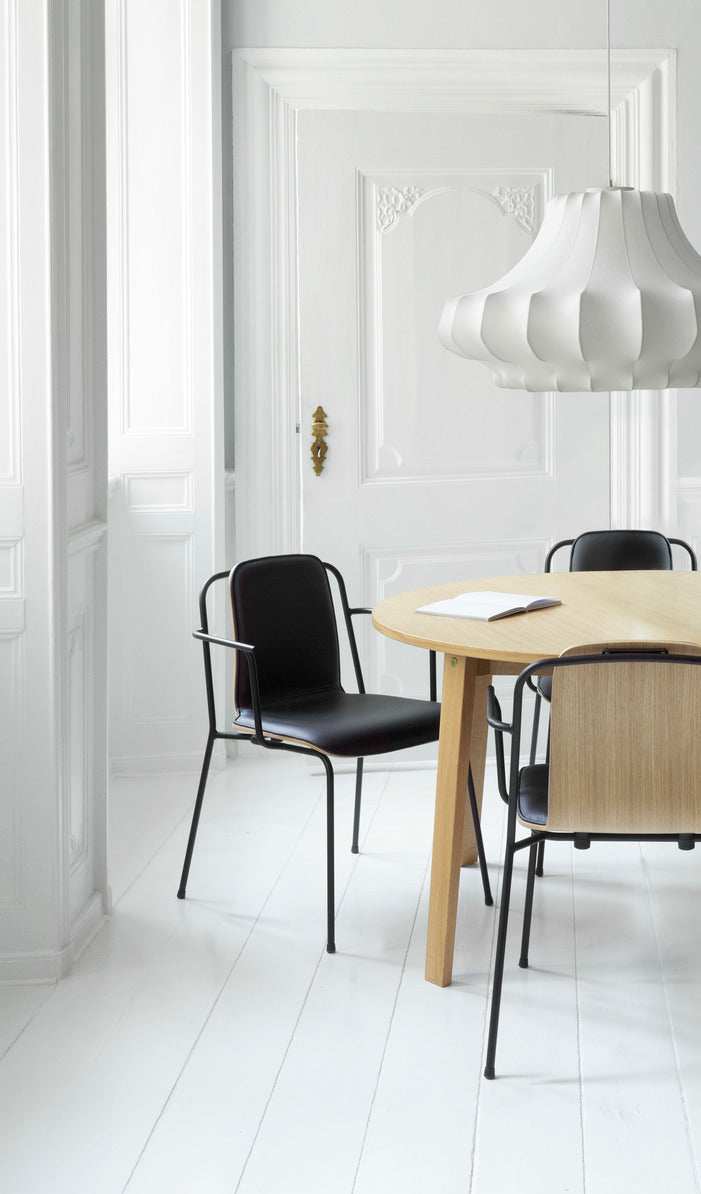 Stuhlstudio gepolsterte Front mit schwarzem Aschefurnier und einer schwarzen Basis