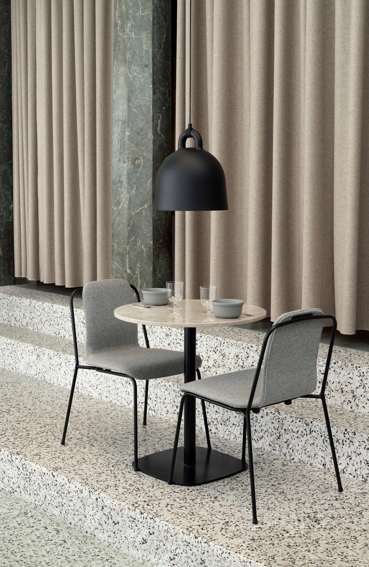 Studio -Stuhl Jasne Grey Ash Schleier mit einer schwarzen Basis