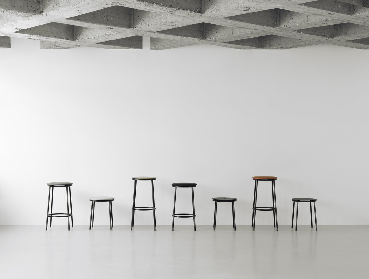 Braund Black Circa Bar Stuhl mit Schwarz