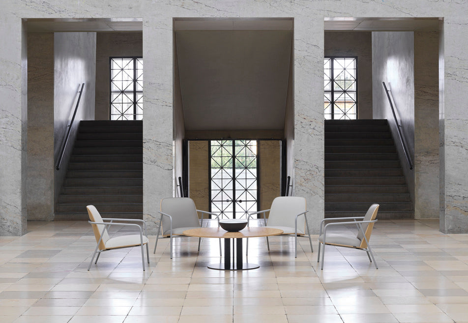 Runder Couchtisch Scala furniert mit einer schwarzen Basis