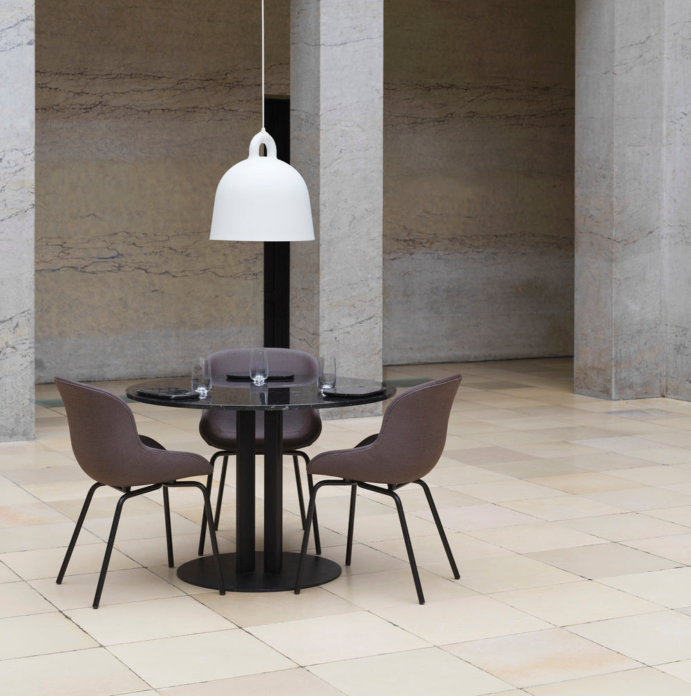 Round Cafe Table Scala Black Vened Top mit einer schwarzen Basis