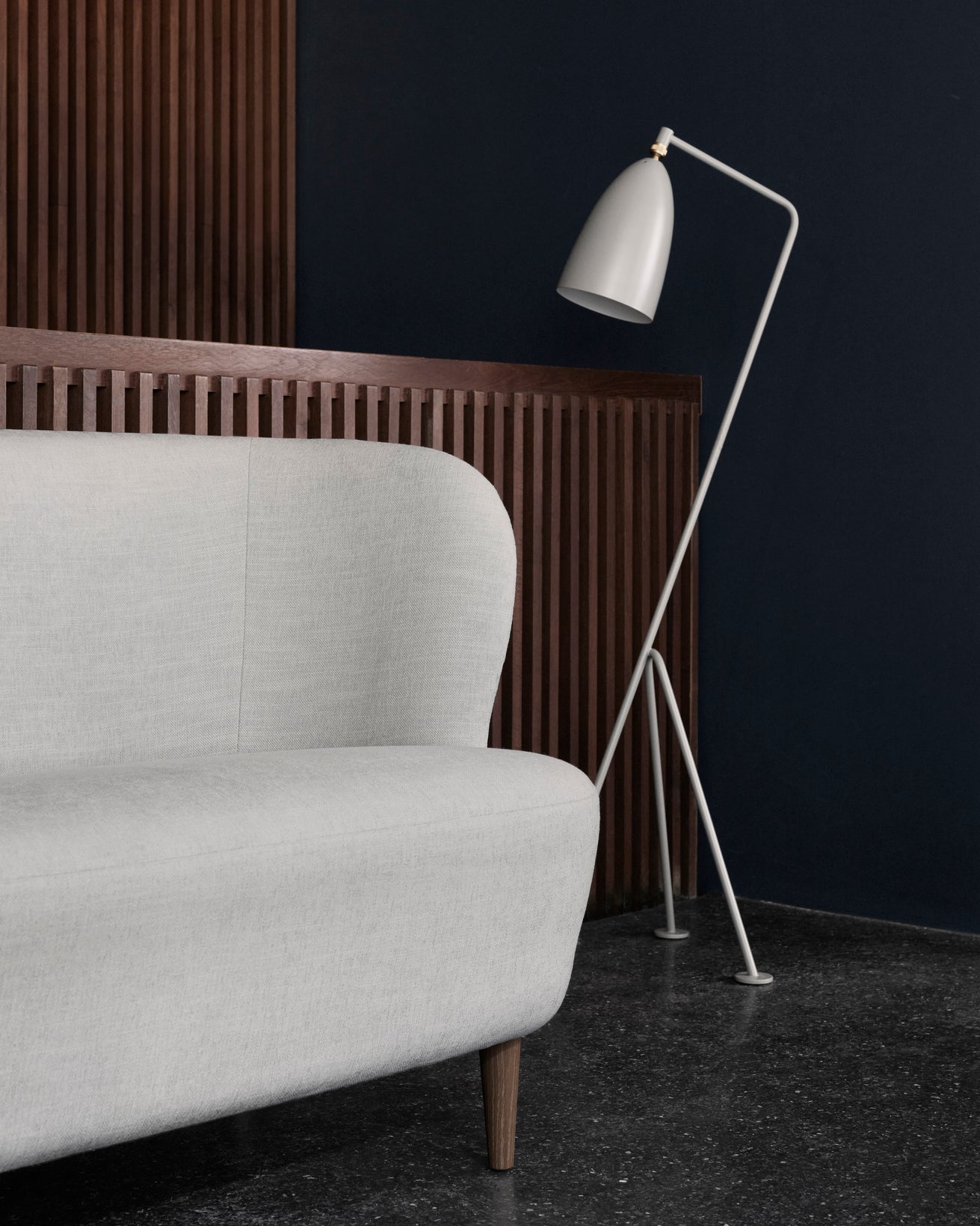 Sofa STAY gepolstert mit Nussbaumfuß