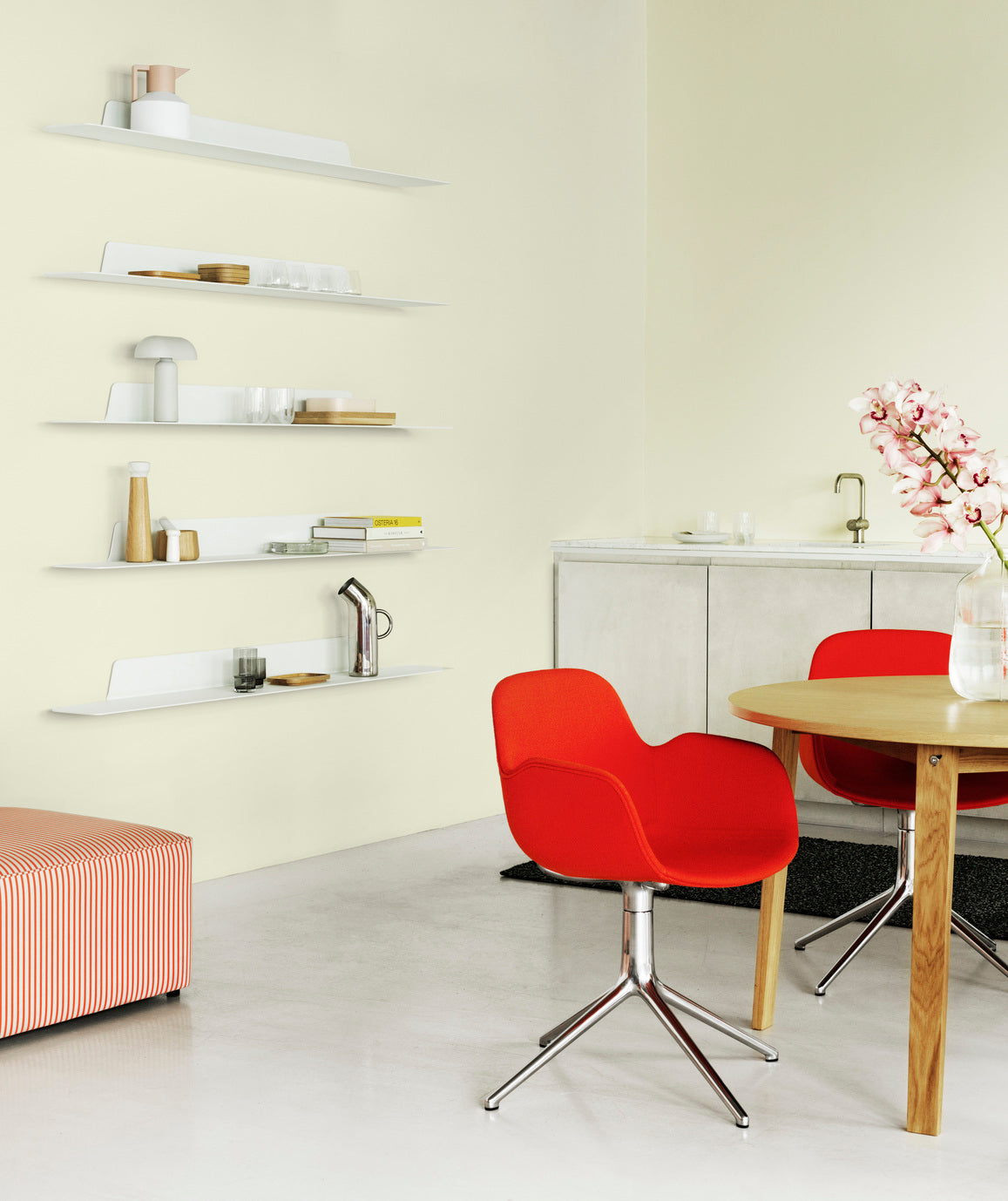 Office Stuhl mit Formarmlehnen 4L Grau mit einer schwarzen Basis