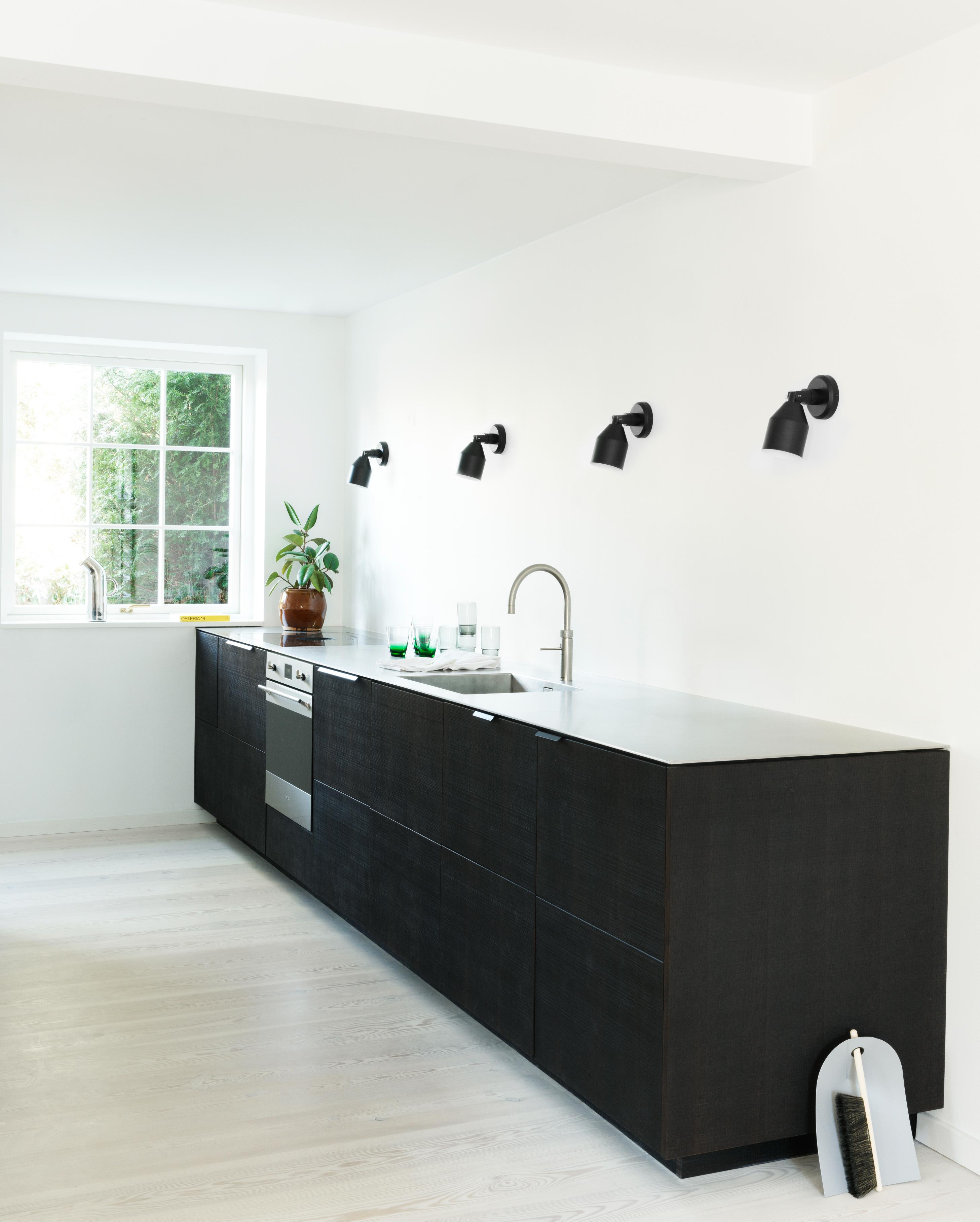 KLIP black wall lamp