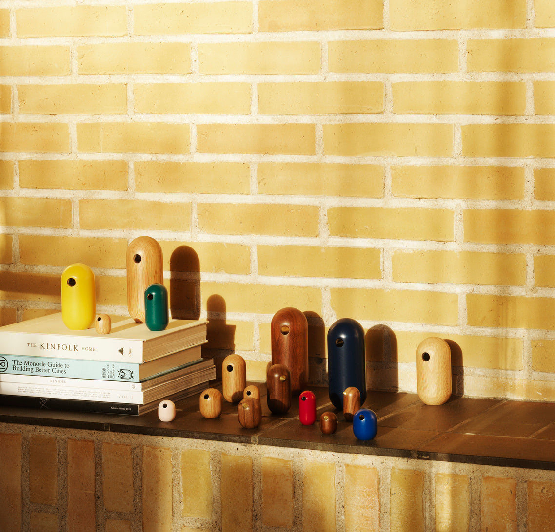 Kleine vogelgelbe Holzfigur