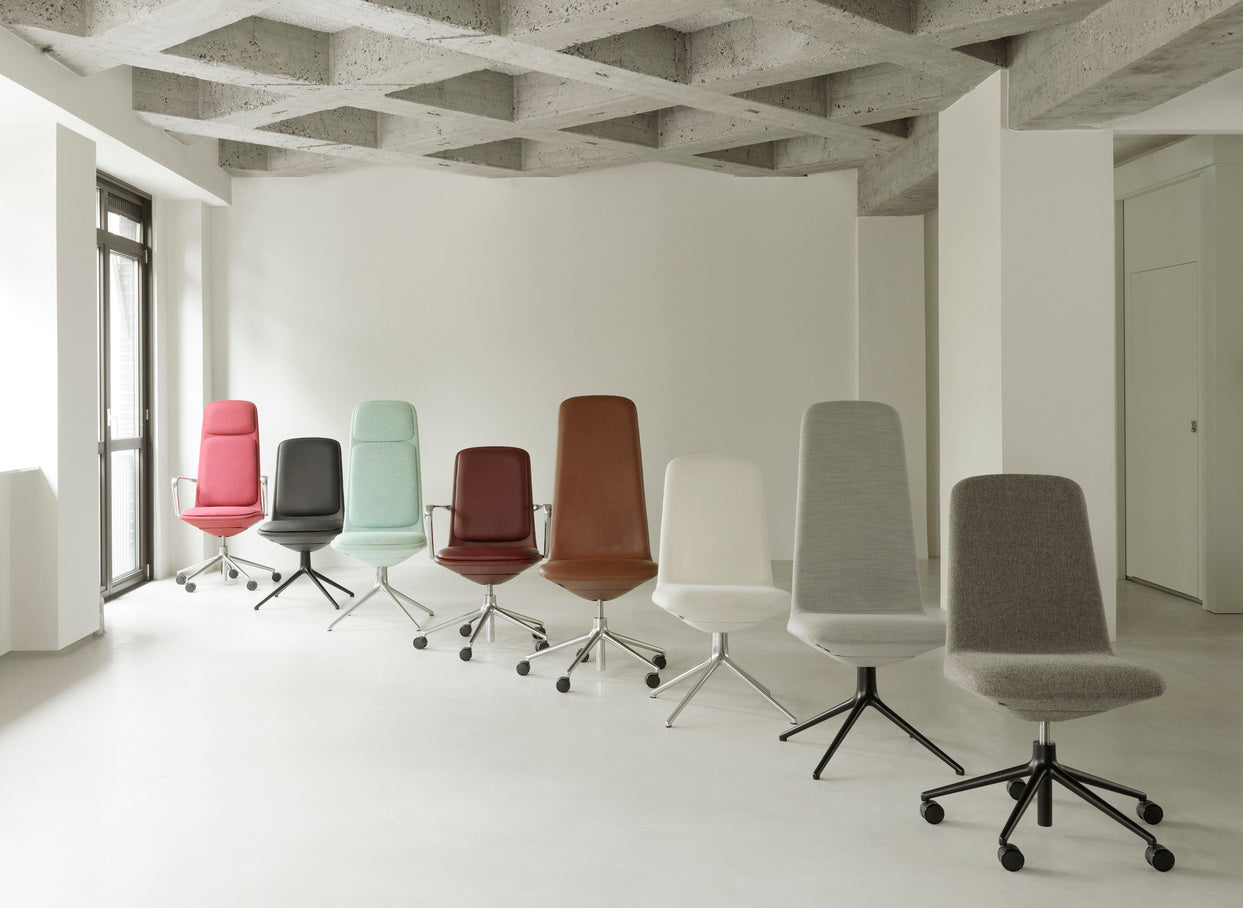 Upholstered office chair with off High 5W armrests with an aluminum base
