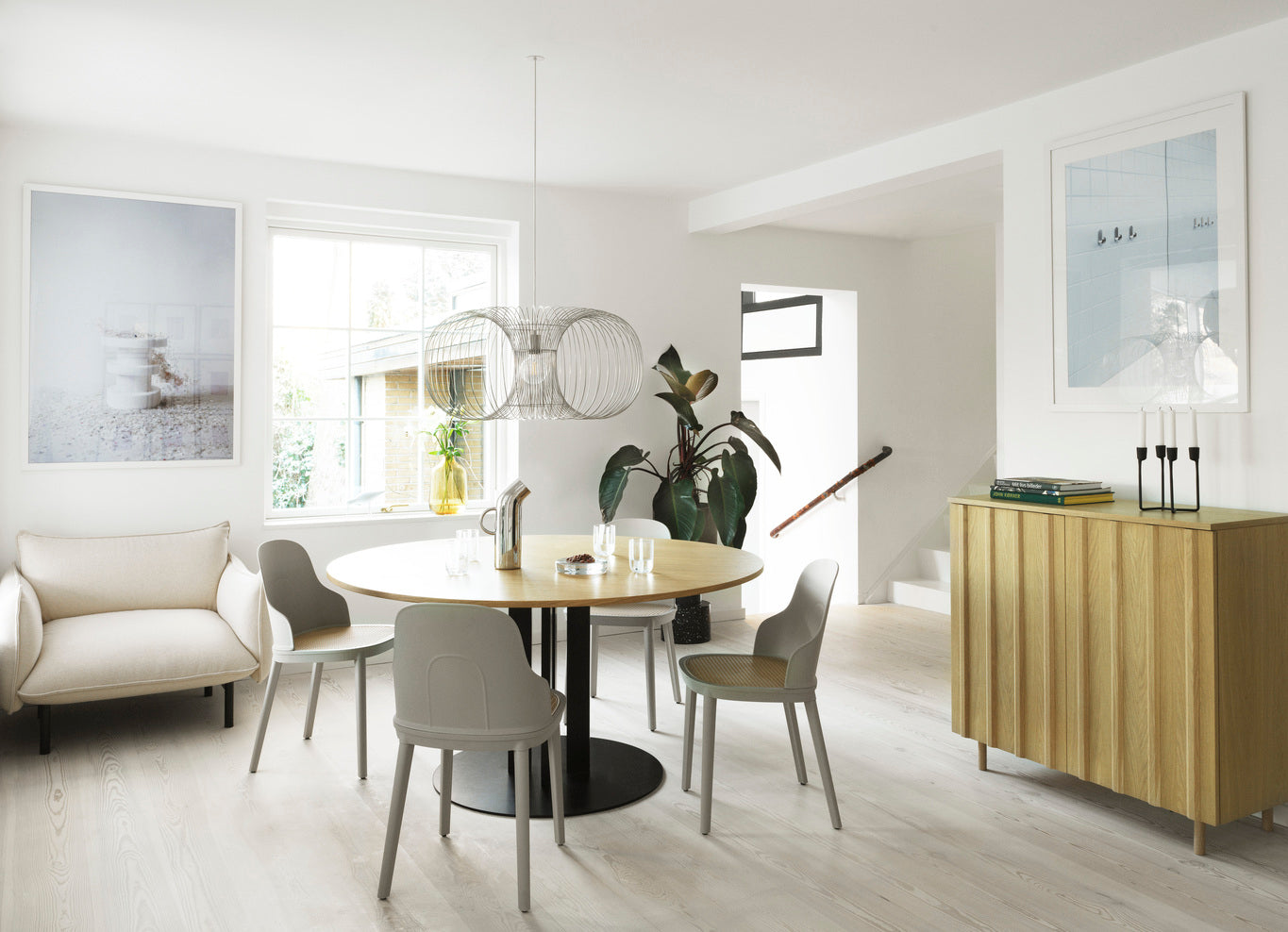 Round table Scala veneered top with a black base