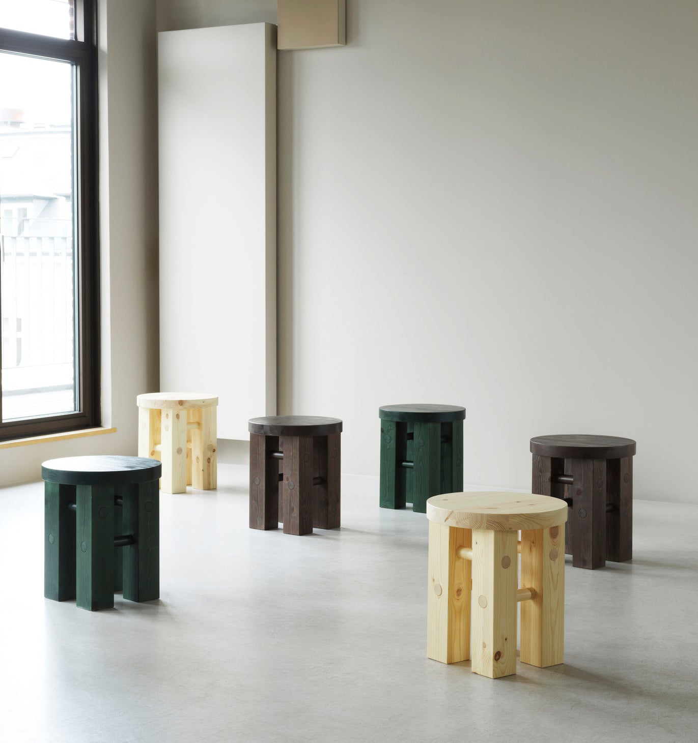 Fyr dark brown stool