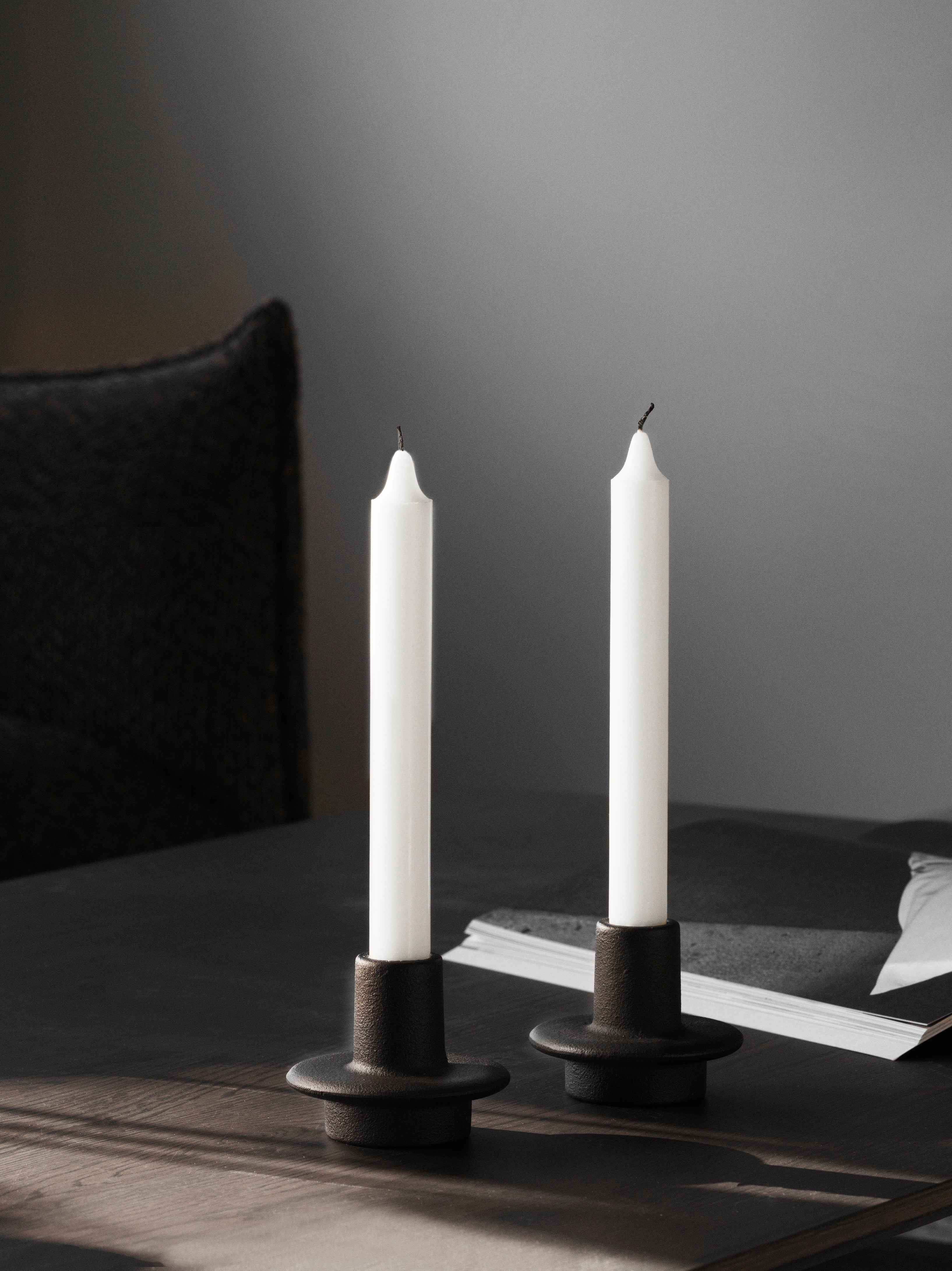 Kerzenhalter HEIMA CANDLESTICK aus schwarzem Gusseisen