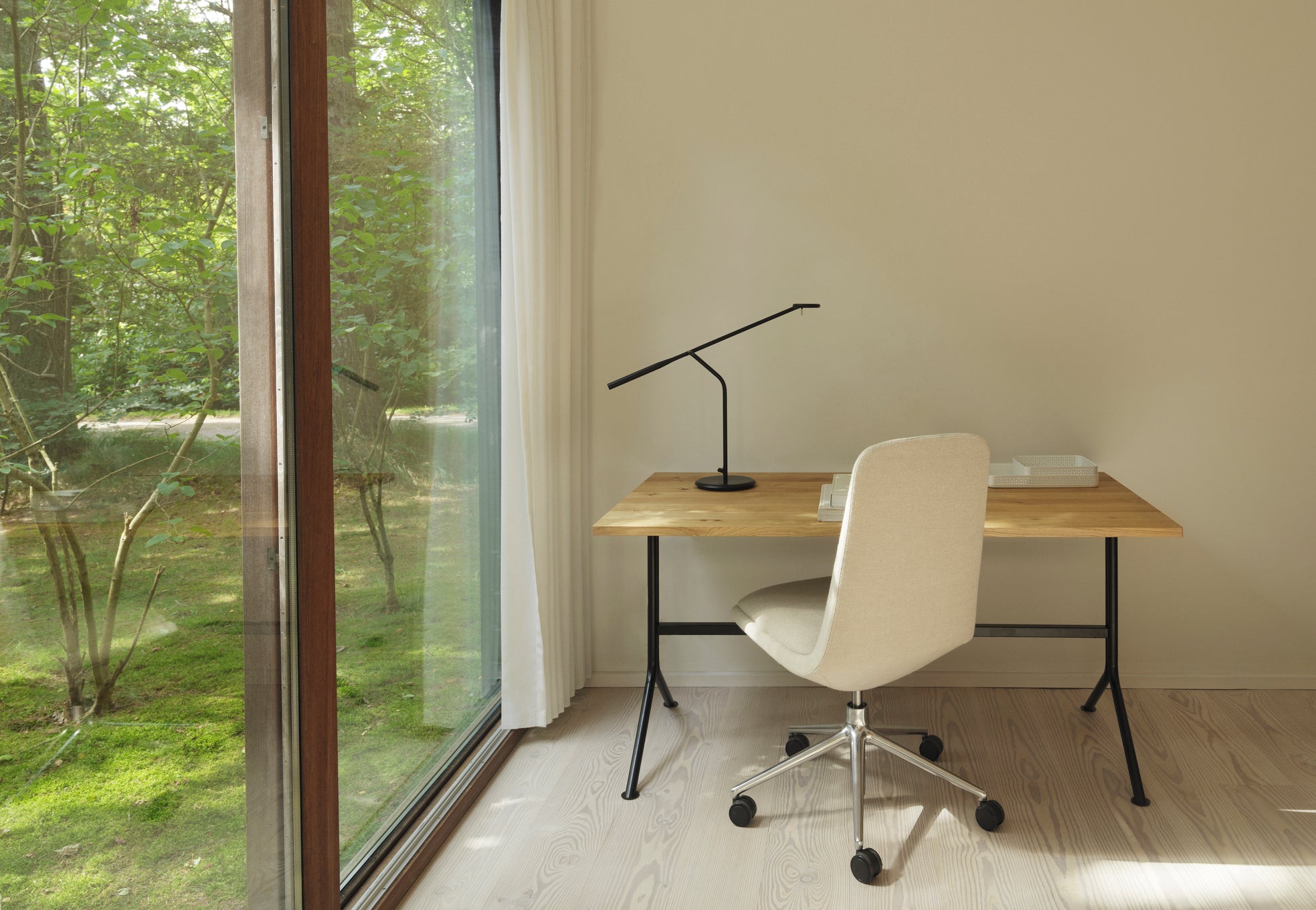 Kip Desk Natural Pine mit grauer Basis