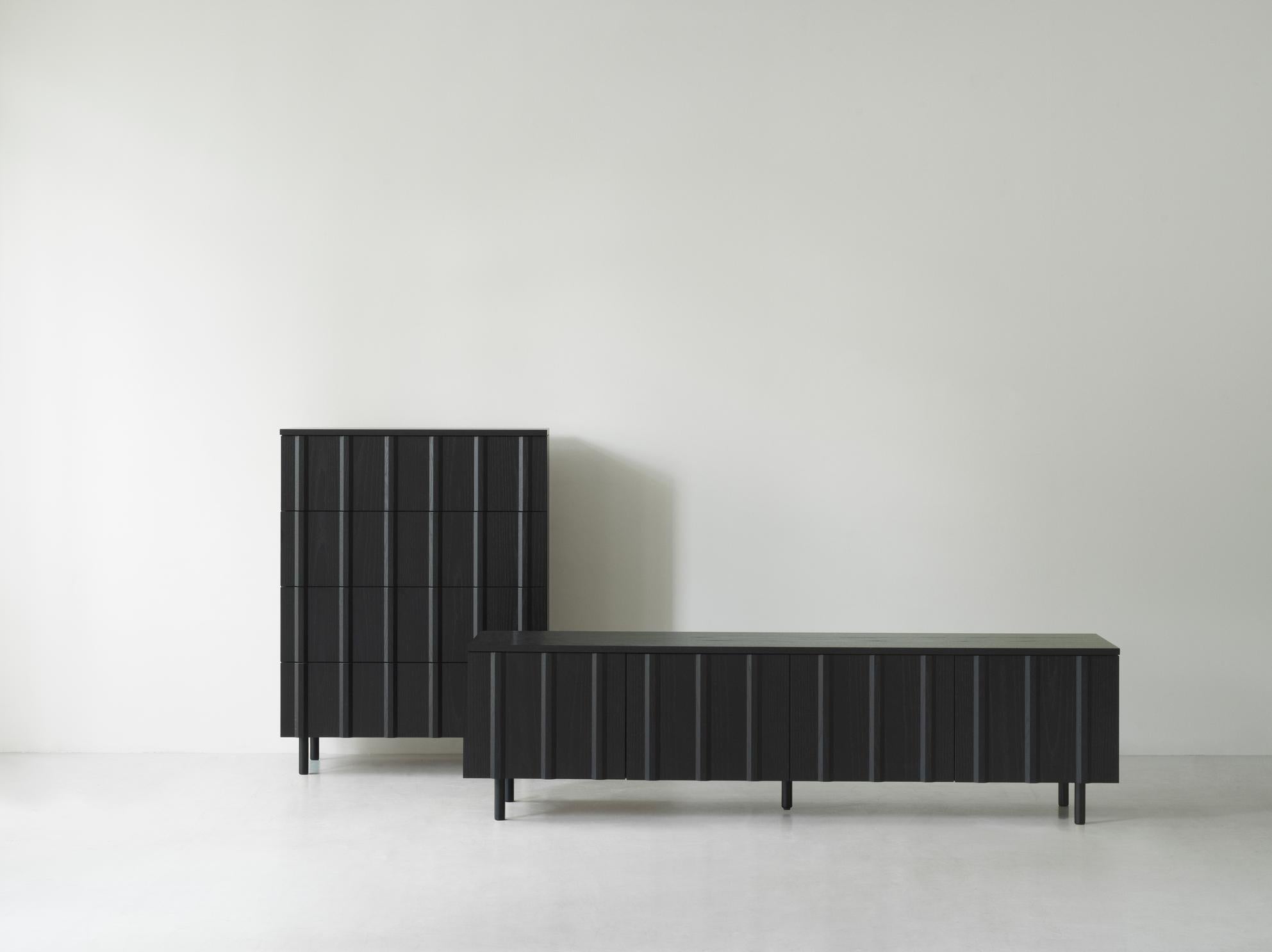 Rippenschrank schwarzer Eichenfurnier